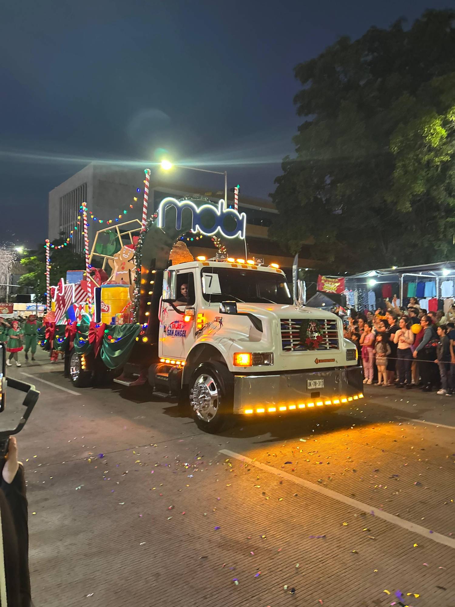$!La ciudad se ilumina con el tradicional Desfile Navideño de Culiacán 2025