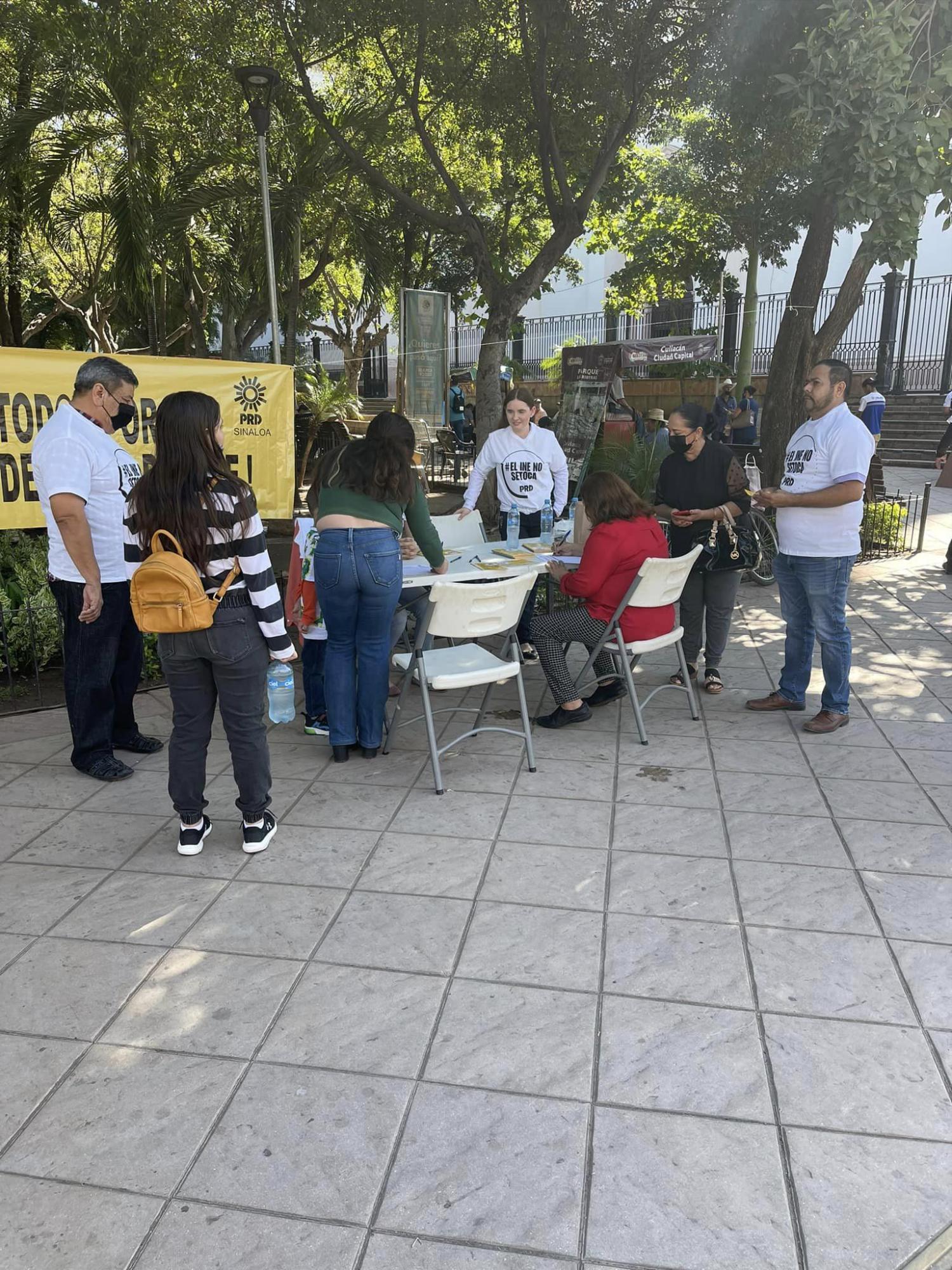 $!En Culiacán, el PRD recolecta firmas para defender el INE de la Reforma Electoral