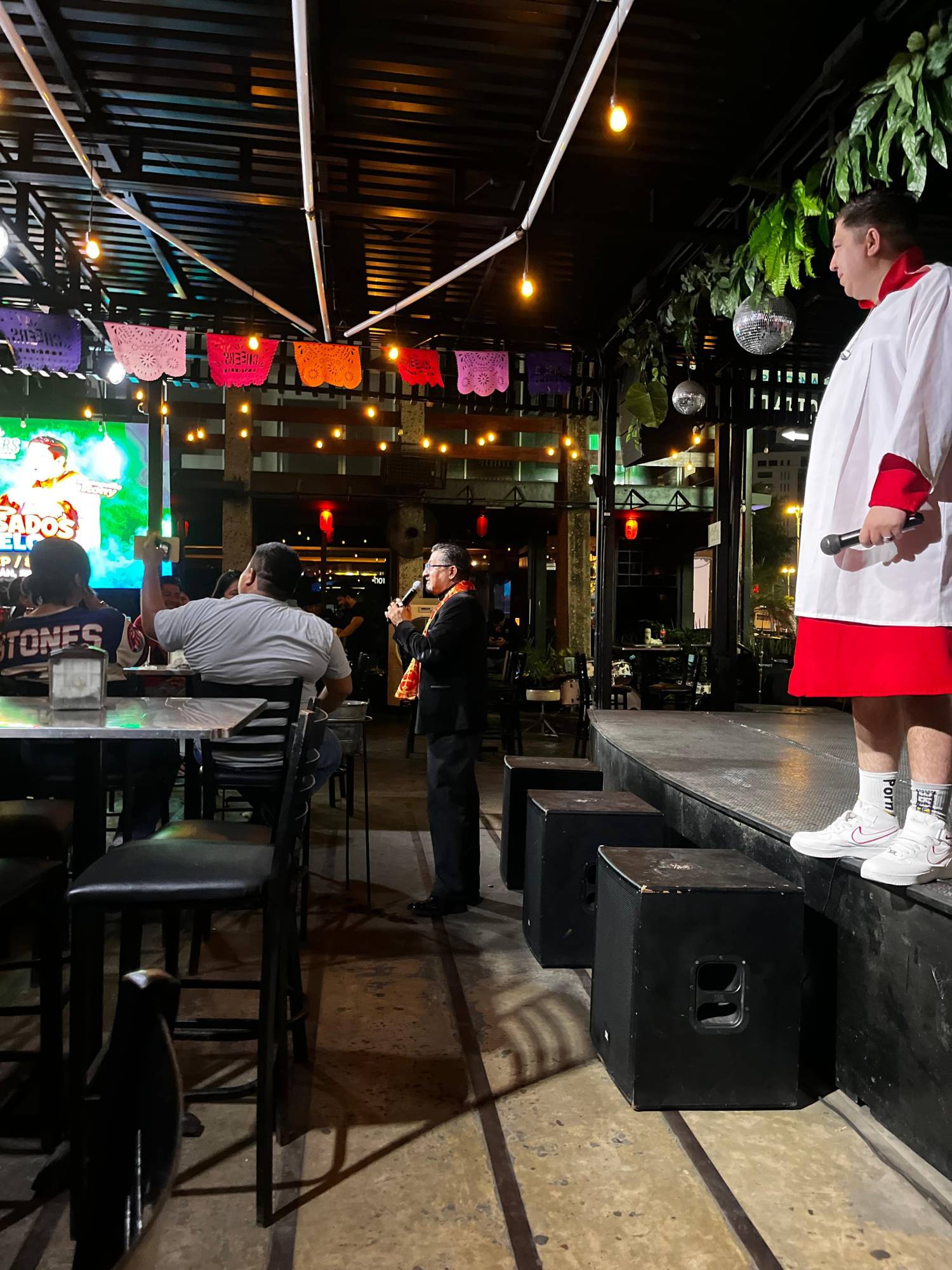 $!El Padre Amado y el Monaguillo Rony trajeron las carcajadas al Cheers Restobar