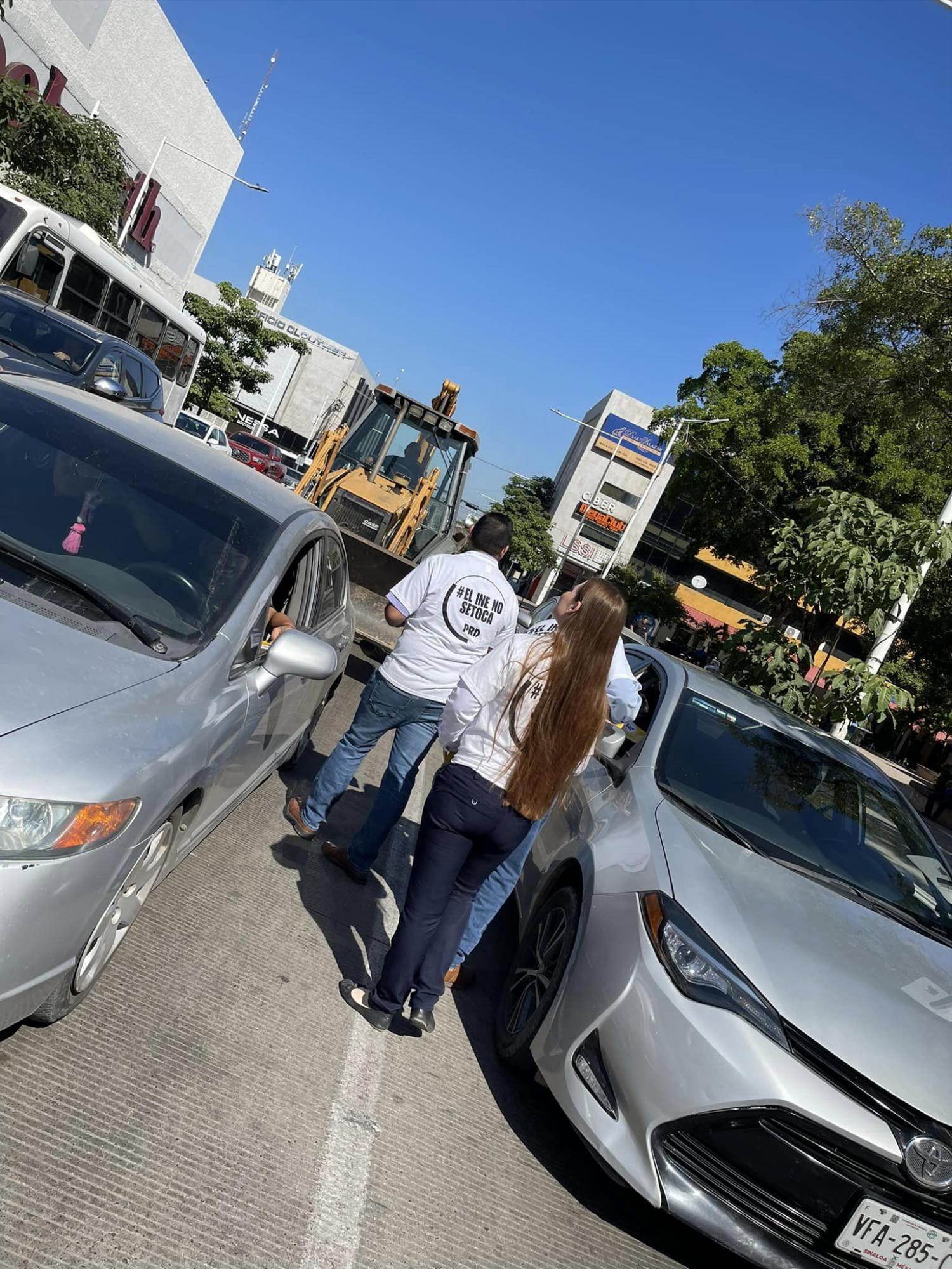 $!En Culiacán, el PRD recolecta firmas para defender el INE de la Reforma Electoral