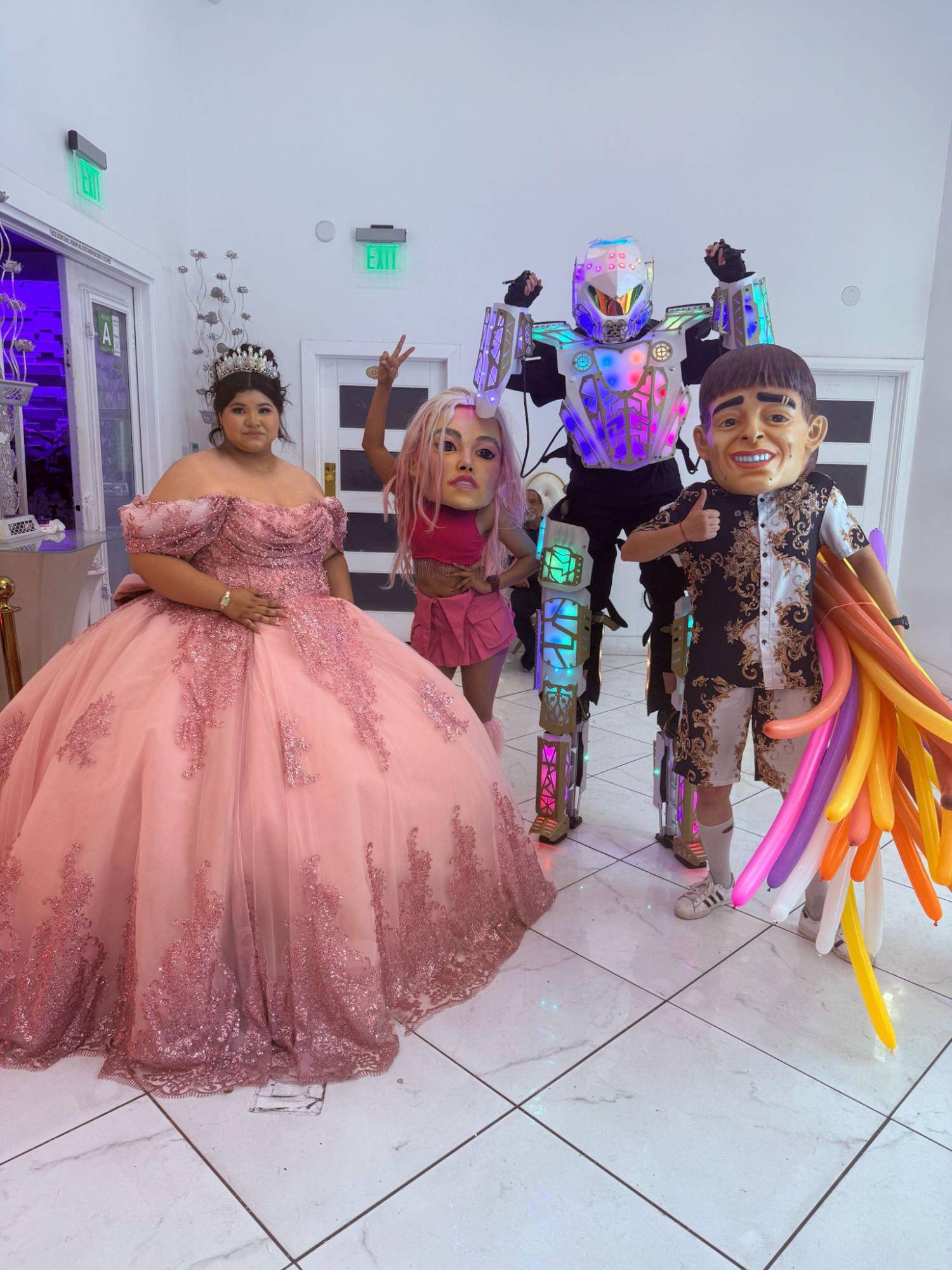 $!Karol G y Peso Pluma, en botarga, estuvieron presentes en la fiesta.