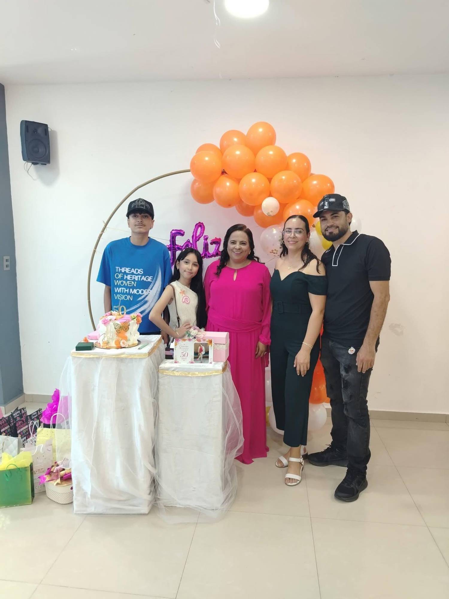 $!La cumpleañera posa junto a su hermana Amayrany y familia.