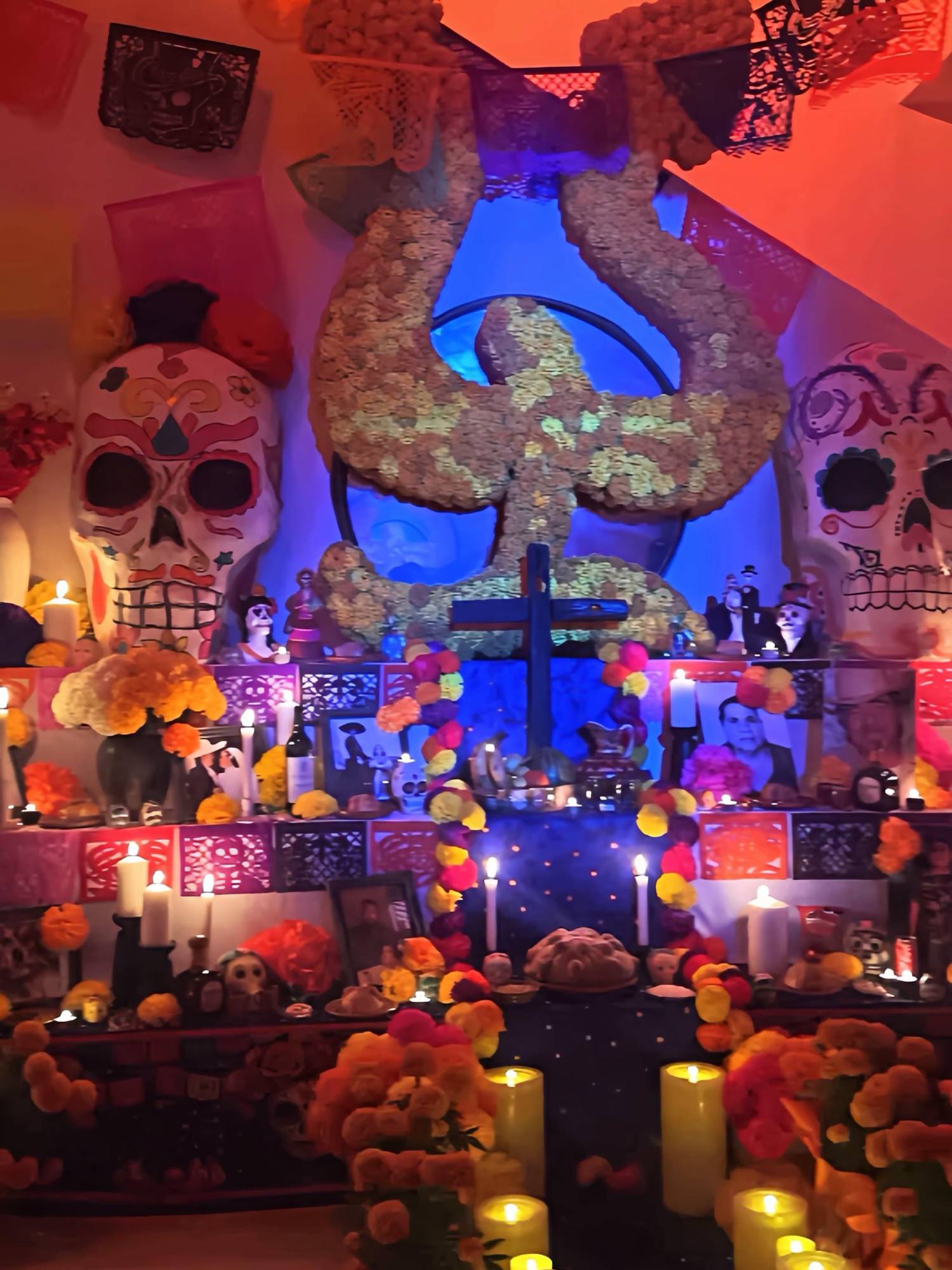 $!Dedican Christian Nodal y Ángela Aguilar, un altar a sus familiares en el Día de Muertos