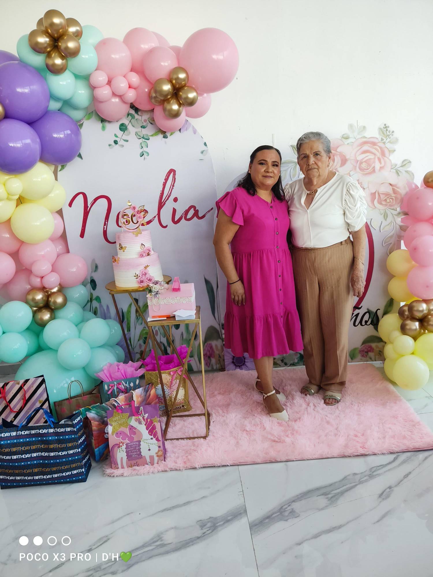 $!La festejada acompañada de su suegra María Delgado Díaz.