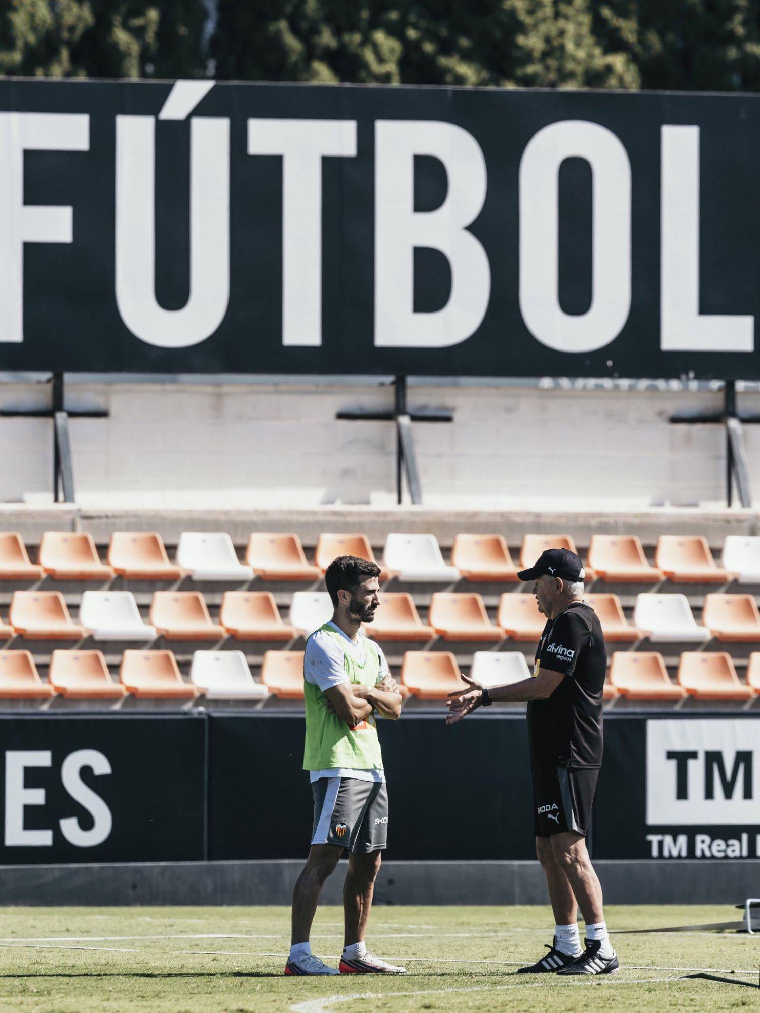 $!Javier Aguirre dirige su primer entrenamiento al frente del Valencia en Paterna