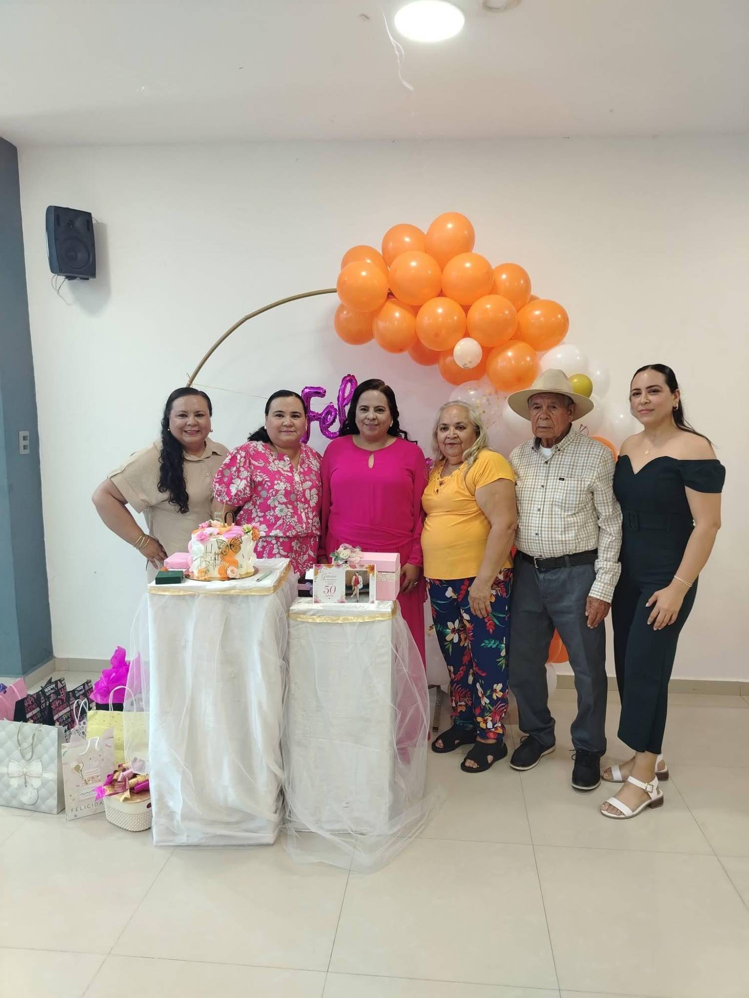 $!La festejada con sus papás María Juana López y Erasmo Aguilar, así como sus hermanas María Lourdes, Noelia y Amayrany Aguilar López.
