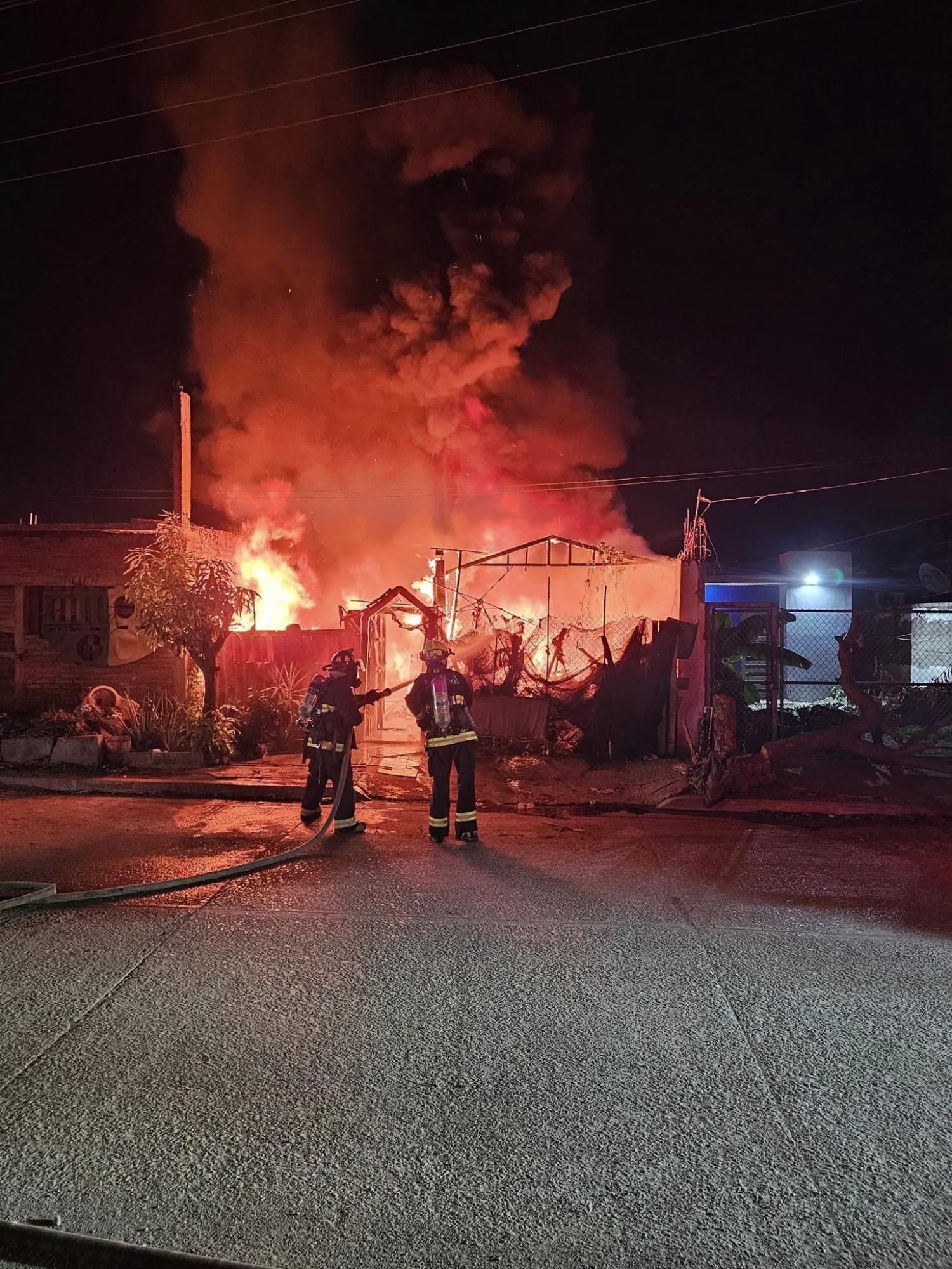 $!ncendio en una vivienda de lámina en Valles del Ejido.
