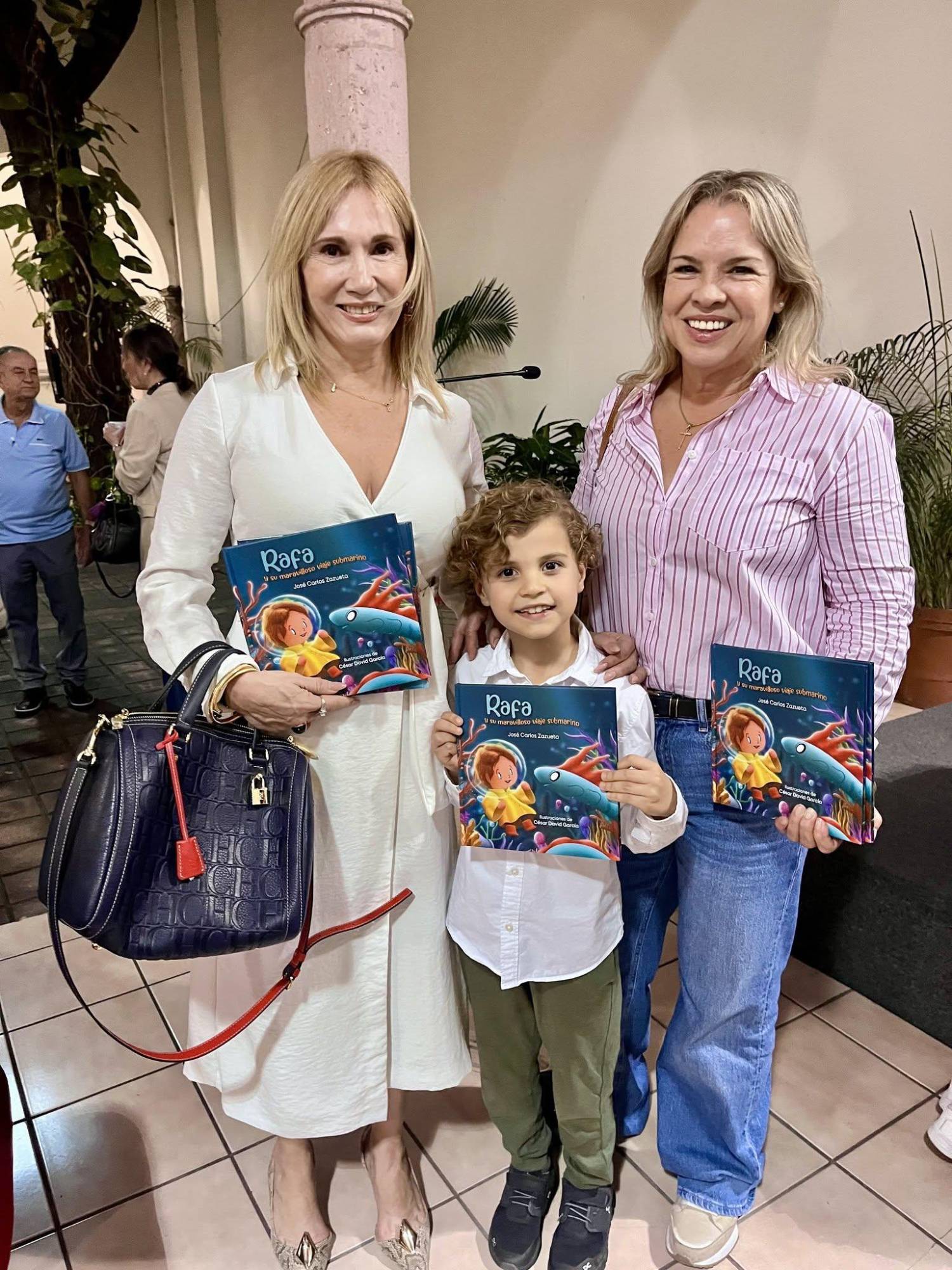 $!El público se tomó fotos con el protagonista del cuento.