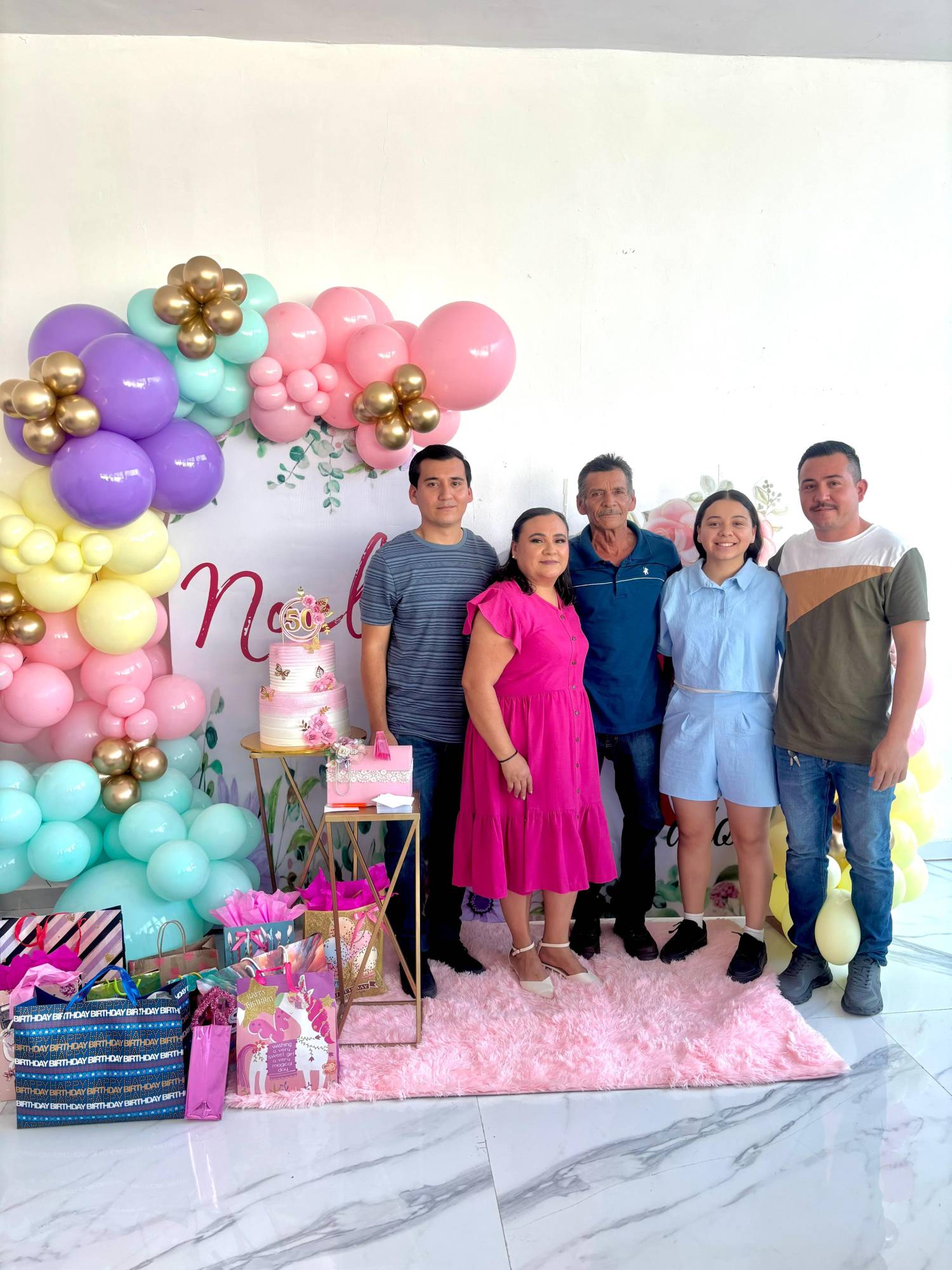 $!Con su esposo y sus hijos Alex, Melissa y José Martín Huerta Aguilar.