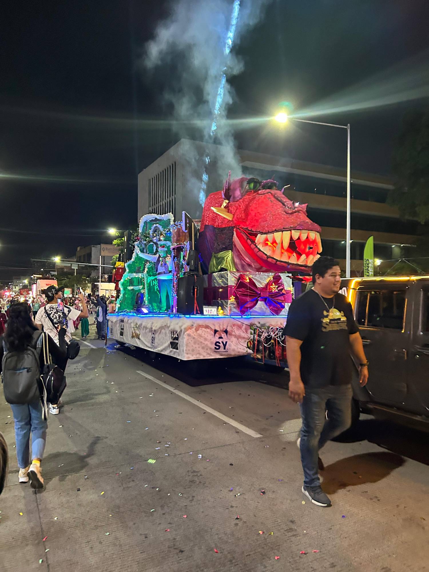 $!La ciudad se ilumina con el tradicional Desfile Navideño de Culiacán 2025