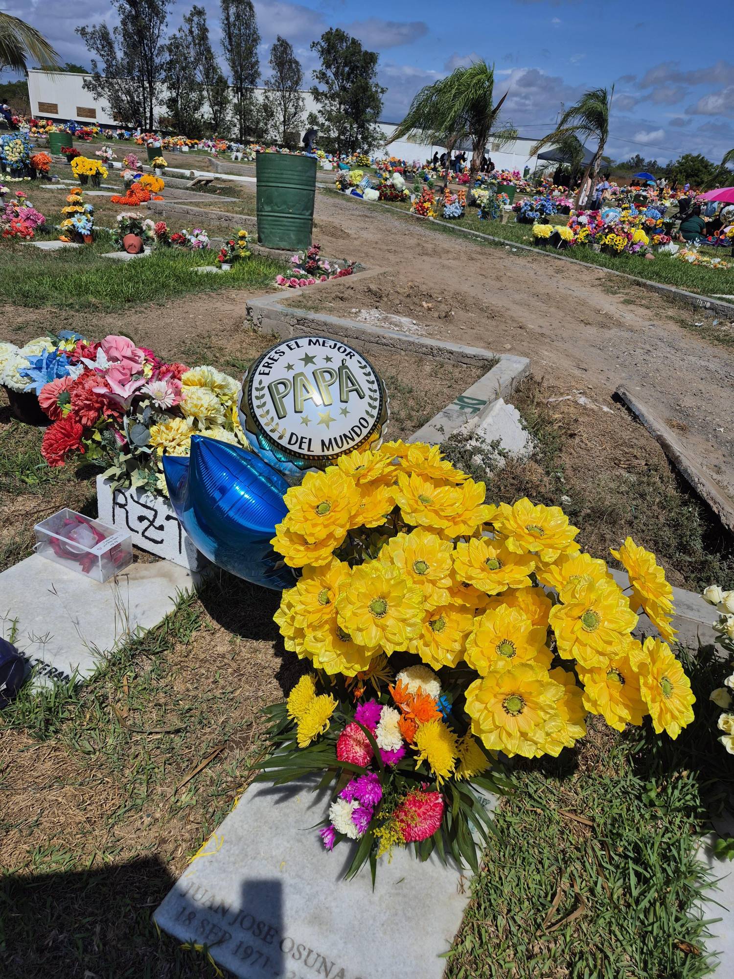 $!Recuerdan a los padres con flores y homenajes en panteones de Mazatlán