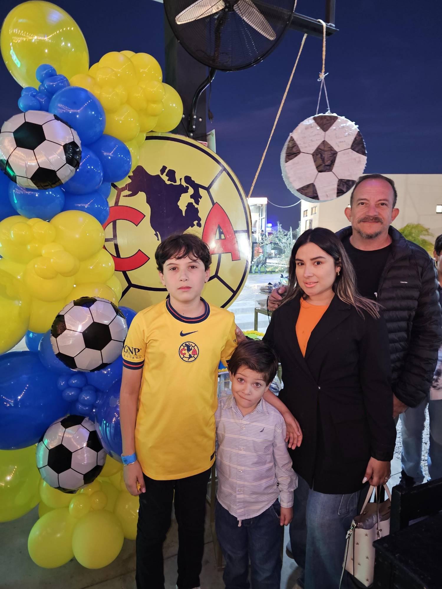 $!Mariela con su hijo Santiago; su esposo Humberto Velázquez y su sobrino Luca Lara.