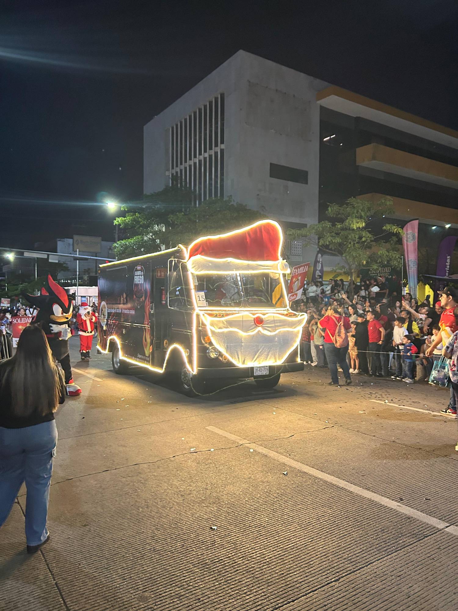 $!La ciudad se ilumina con el tradicional Desfile Navideño de Culiacán 2025