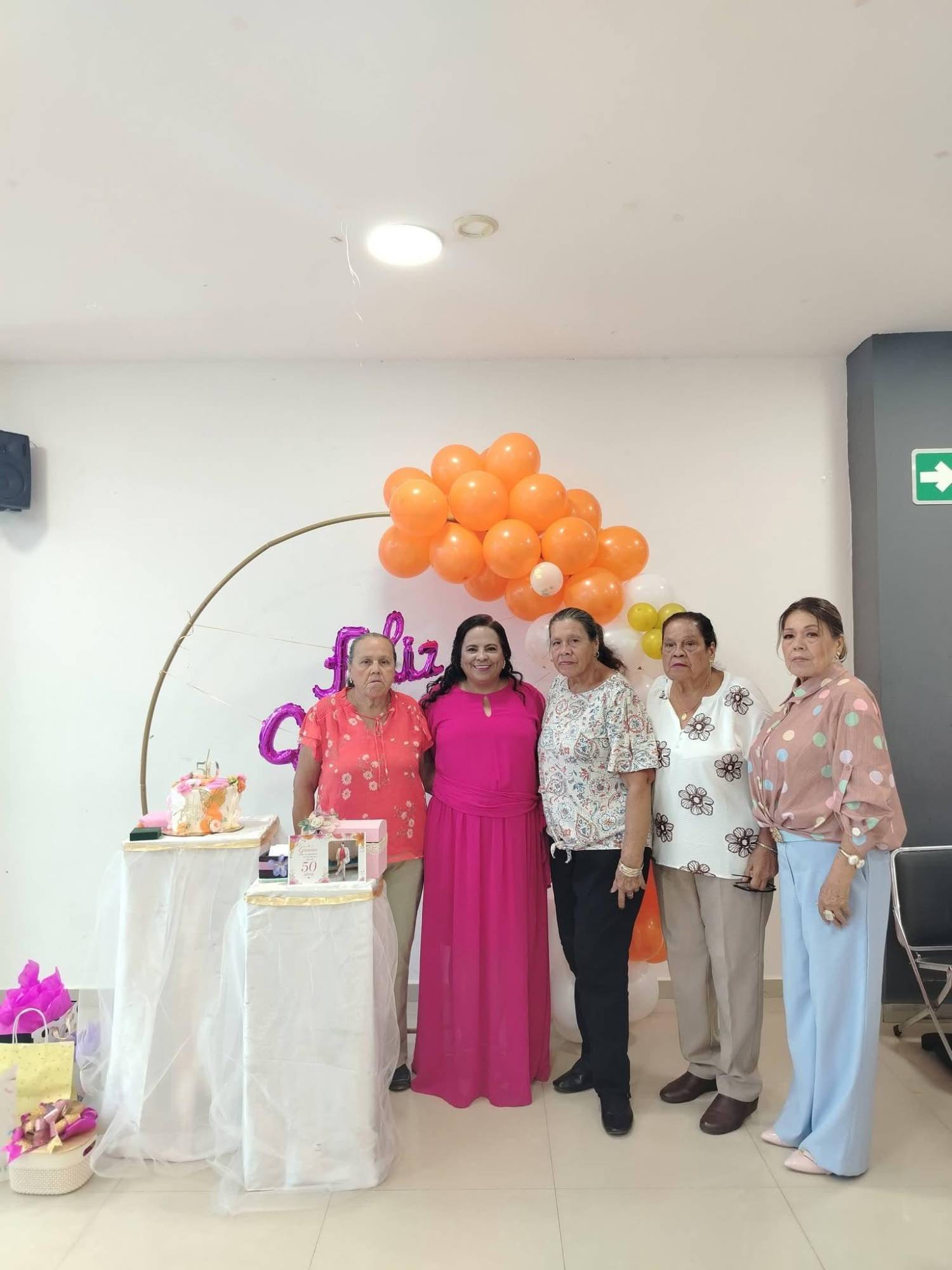 $!Con sus tías Alma, Refugio, Josefina y Ramoncita Aguilar Cuadras.
