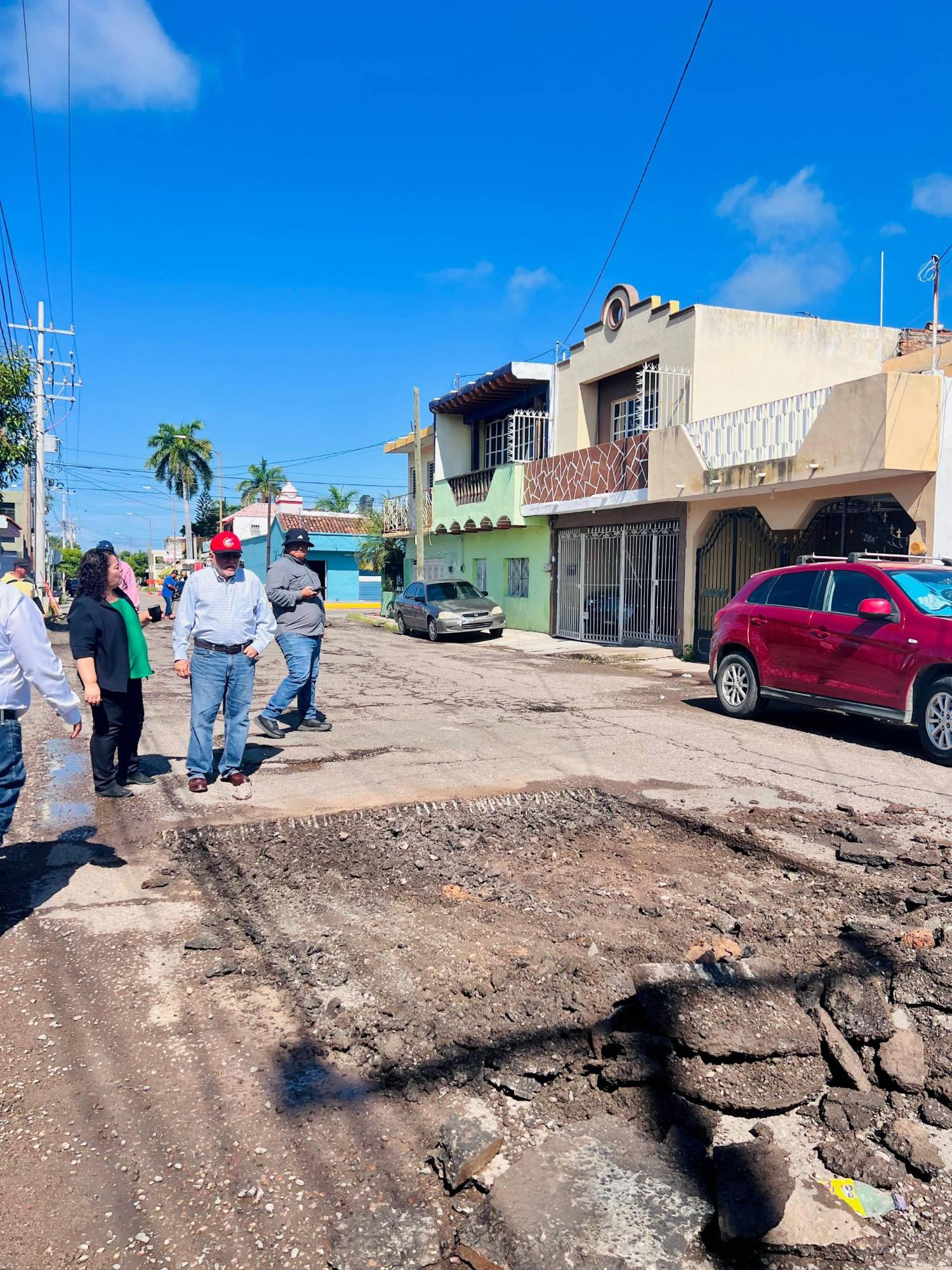 $!Escuinapa repara baches con asfalto donado por el Estado; priorizan zona escolar