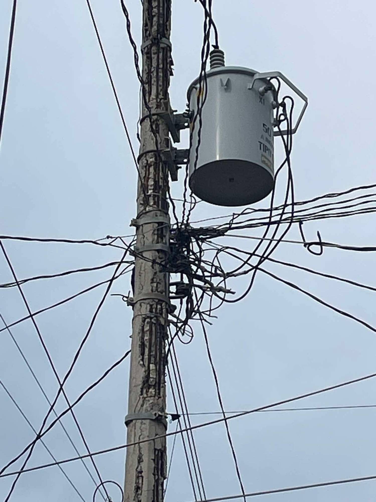 $!Vecinos de El Rosario alertan por postes deteriorados que ponen en riesgo la colonia Genaro Estrada