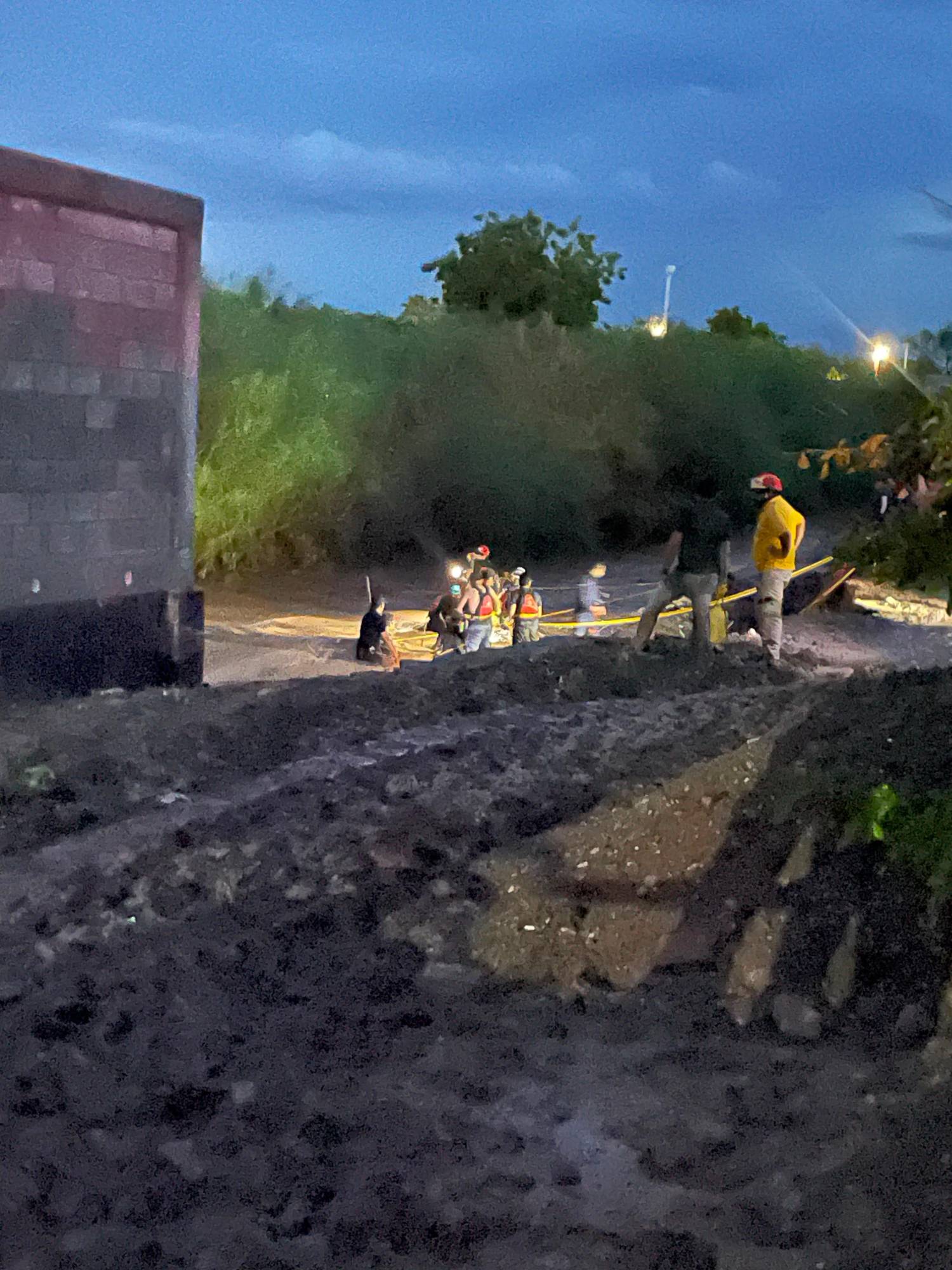 $!Mueren 3 menores tras colapso de barda en arroyo El Zopilote, en Guamúchil