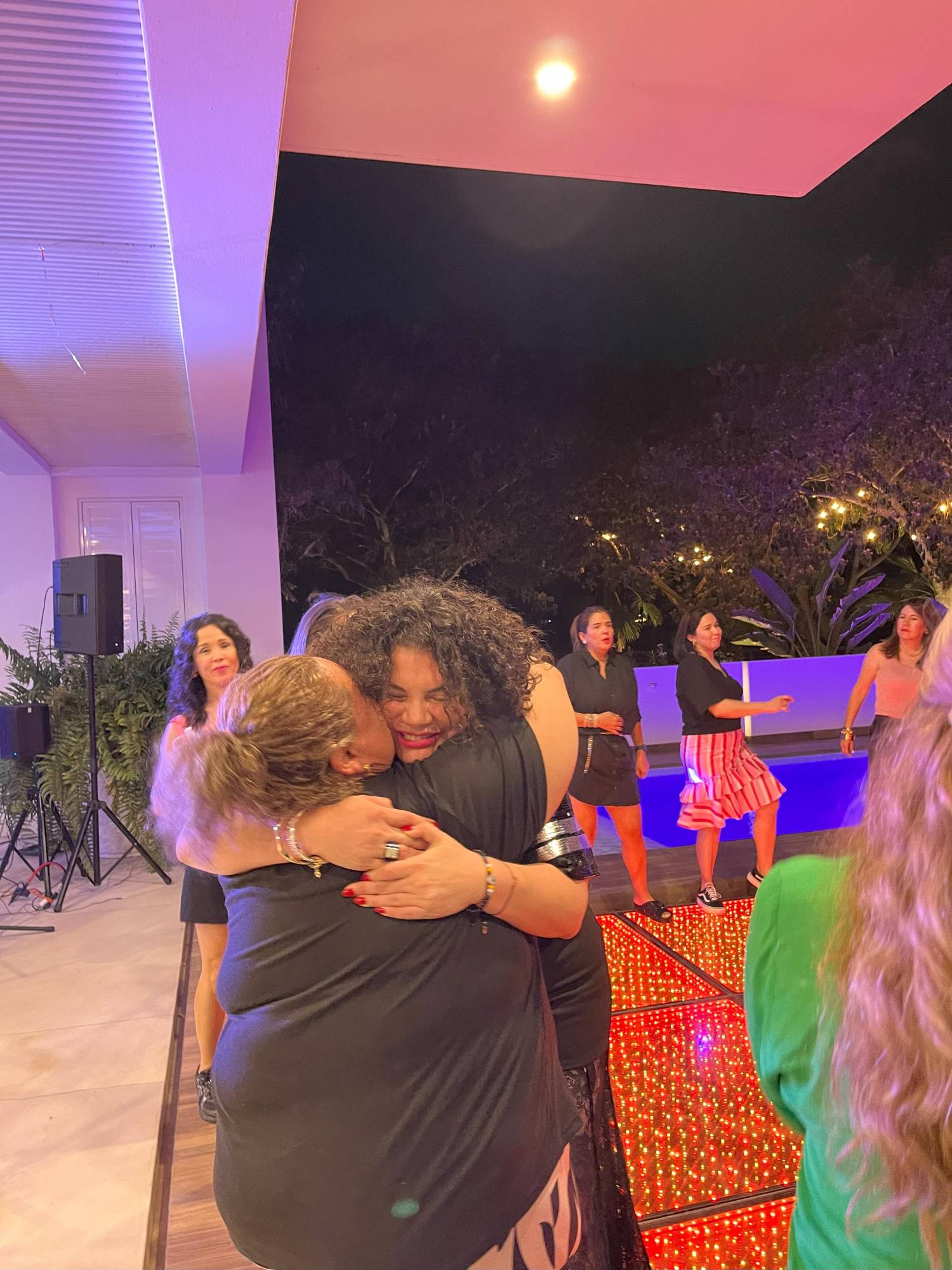 $!Muchos abrazos y muestras de afecto recibió la festejada.