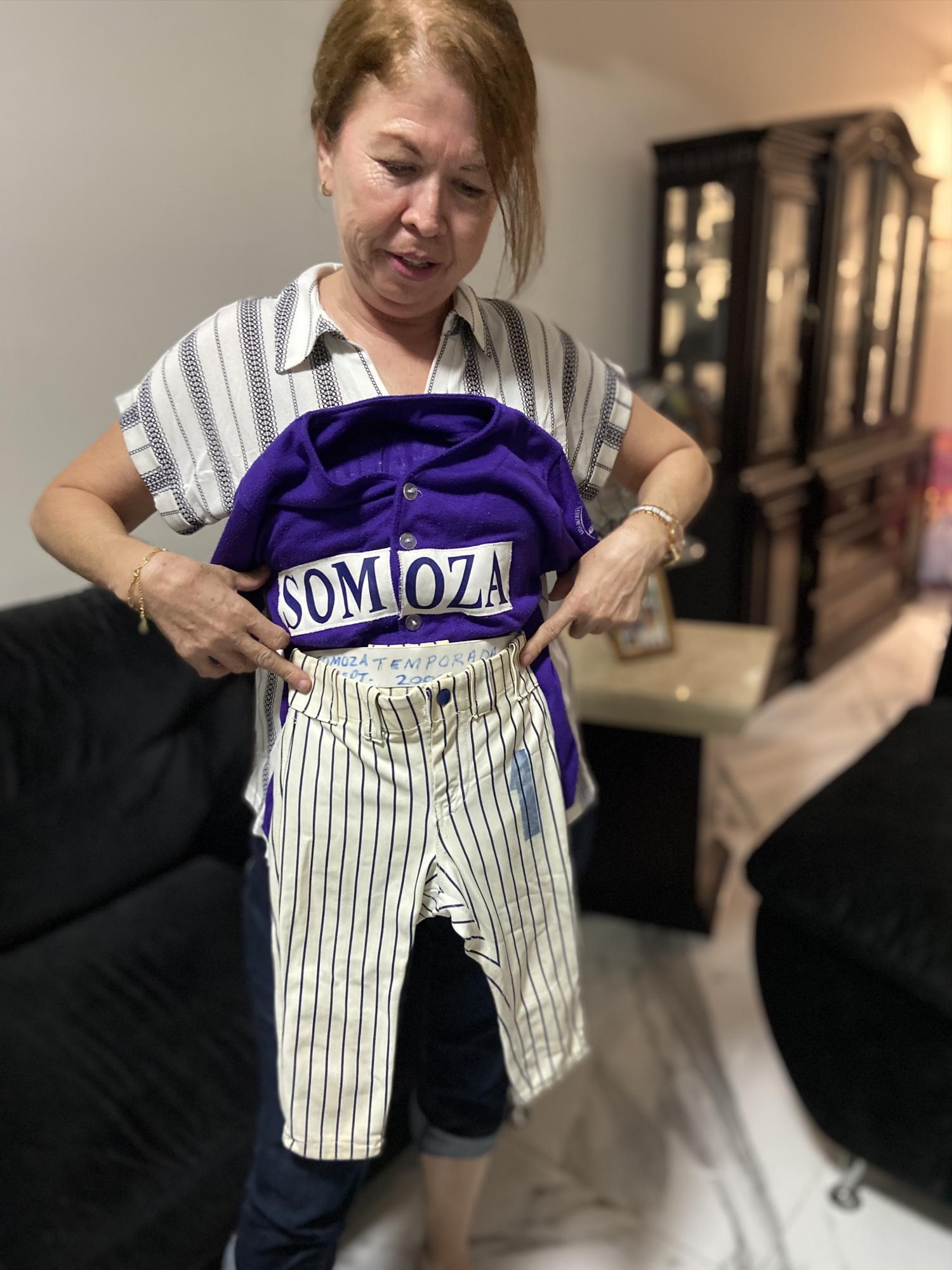 $!Alma Urquidy muestra el primer uniforme de beisbol de su hijo José Luis.