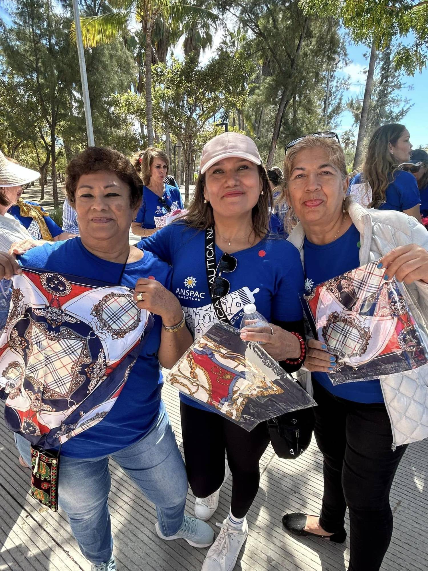 $!Una mascada recibieron de obsequio las asistentes de parte de Imelda Morales de Chicuate.