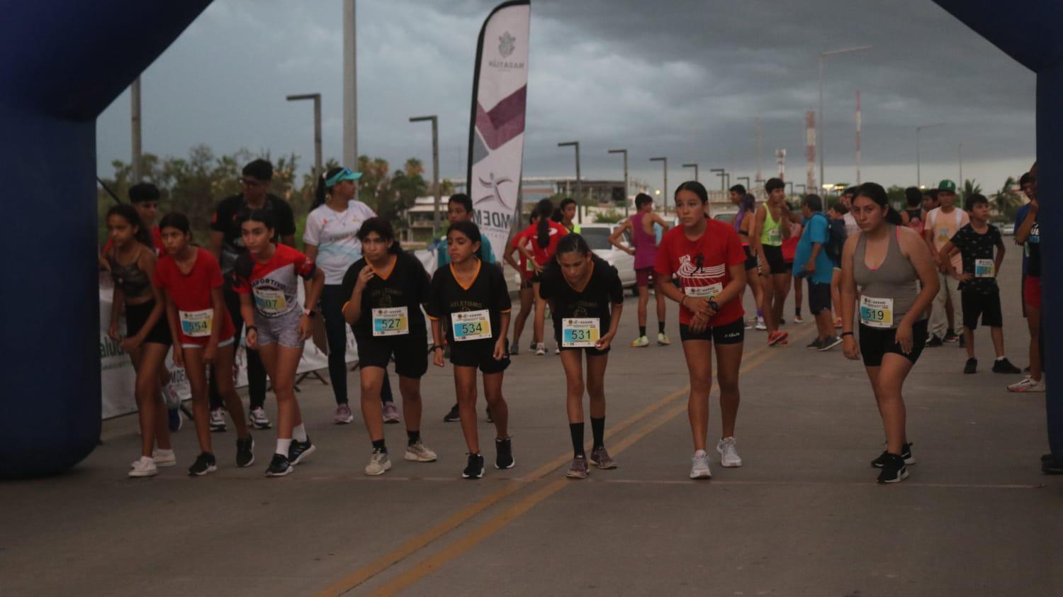$!Interrumpe lluvia culminación de Carrera Día del Abogado