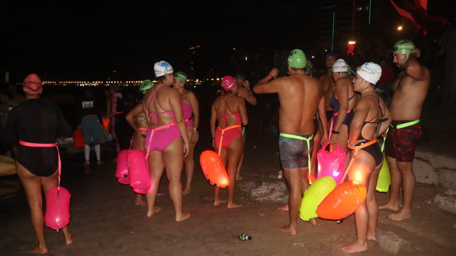 $!Tienen nadadores aventura nocturna en Playa Norte