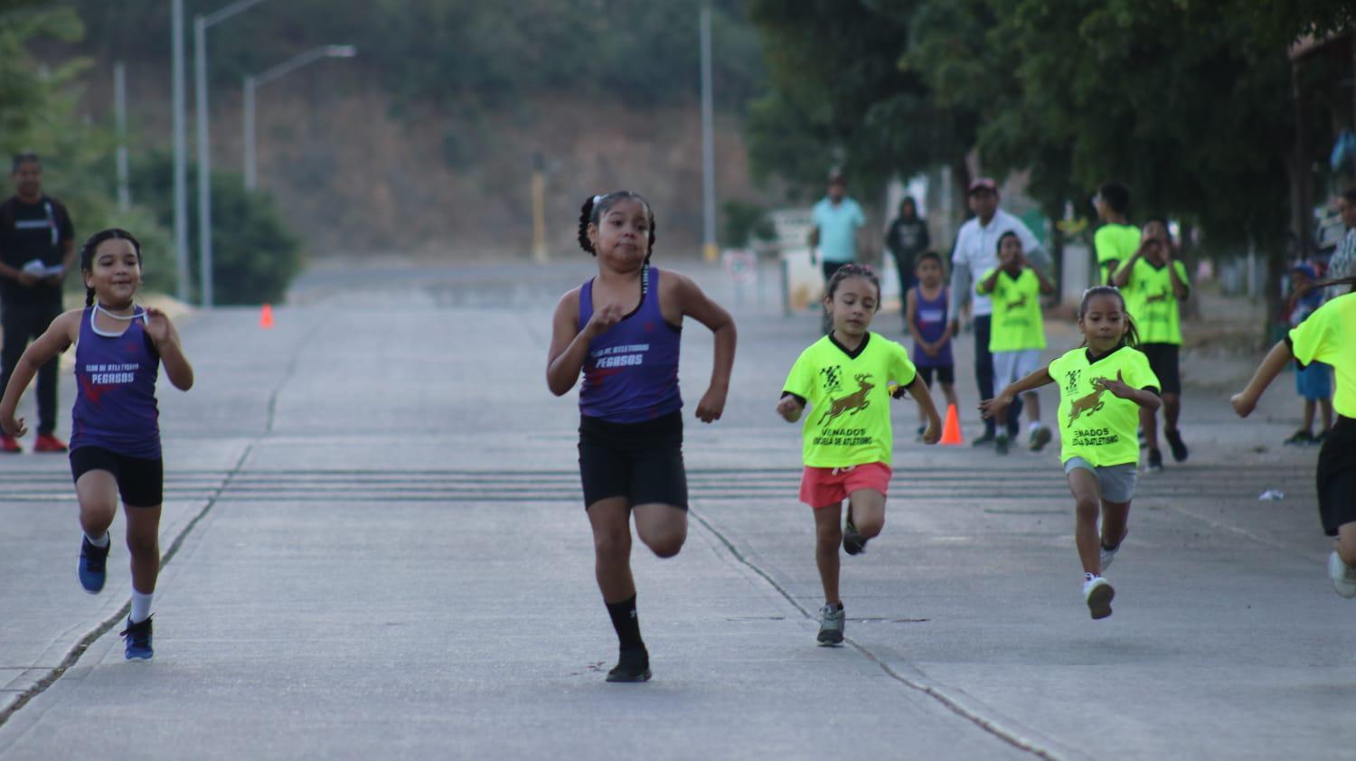 $!Celebran niños en Santa Teresa el amor por el atletismo