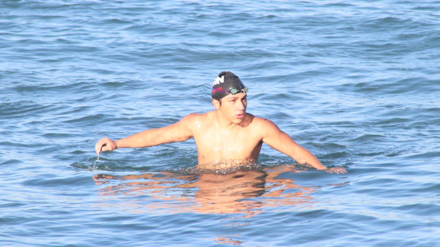 $!Conquistan el fresco mar nadadores mazatlecos en selectivo municipal