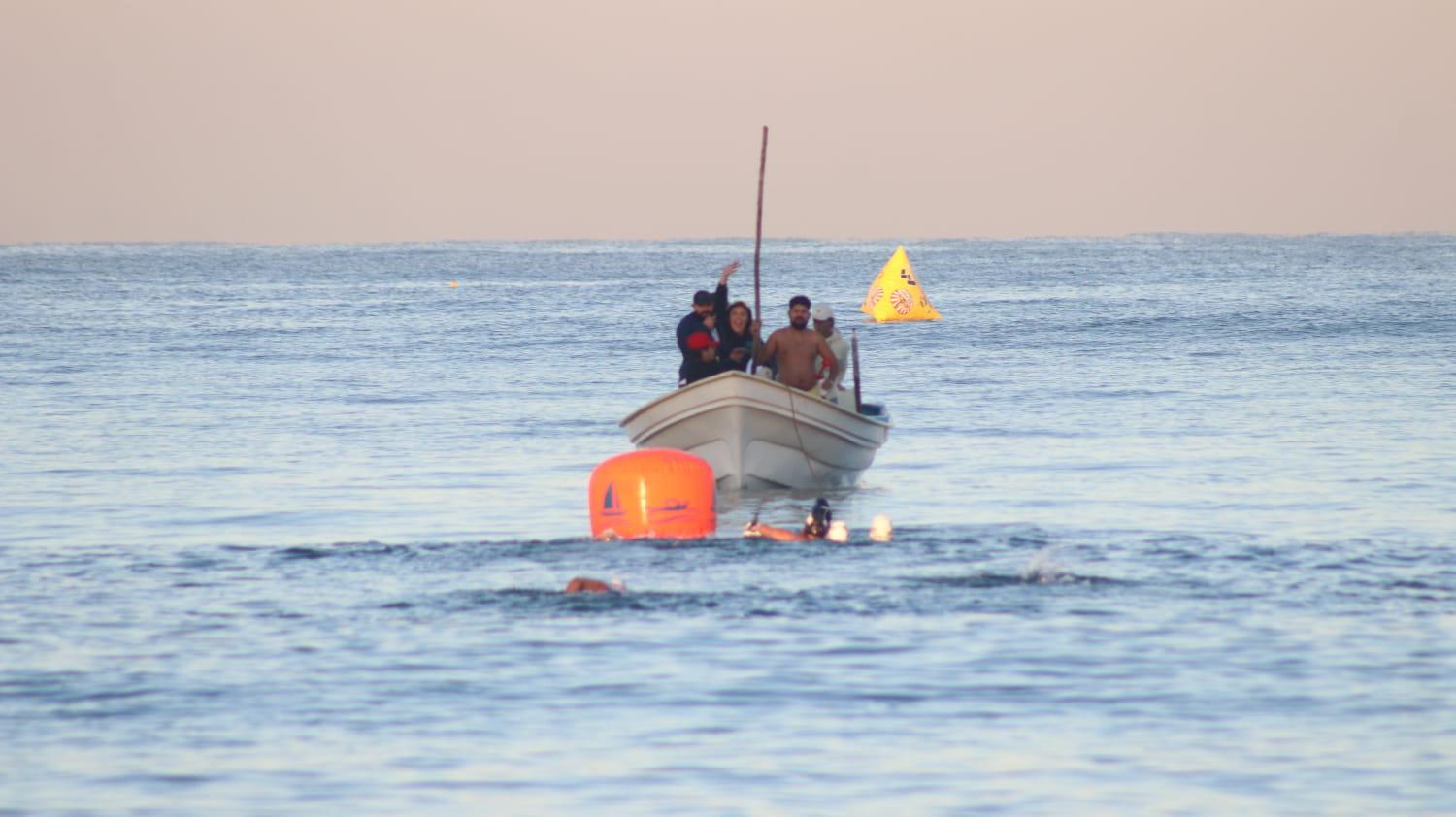 $!Conquistan el fresco mar nadadores mazatlecos en selectivo municipal