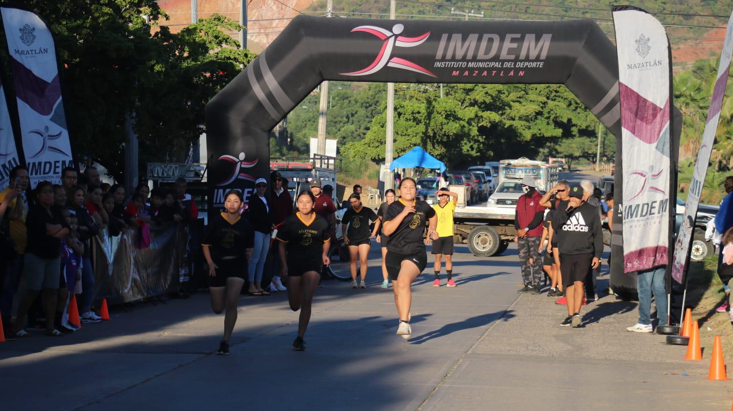 $!Celebran niños en Santa Teresa el amor por el atletismo