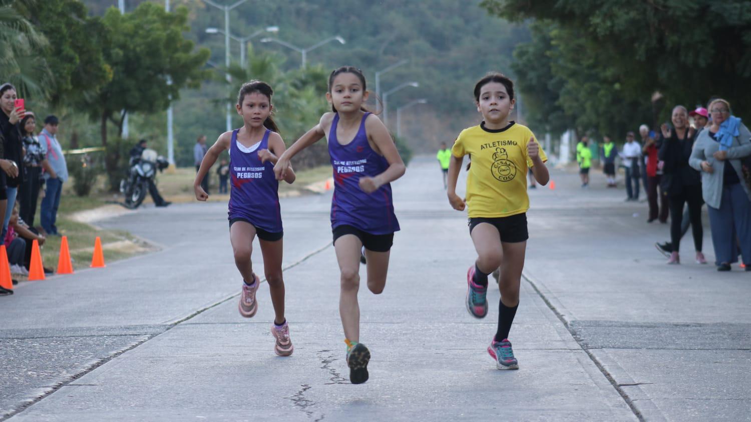 $!Celebran niños en Santa Teresa el amor por el atletismo
