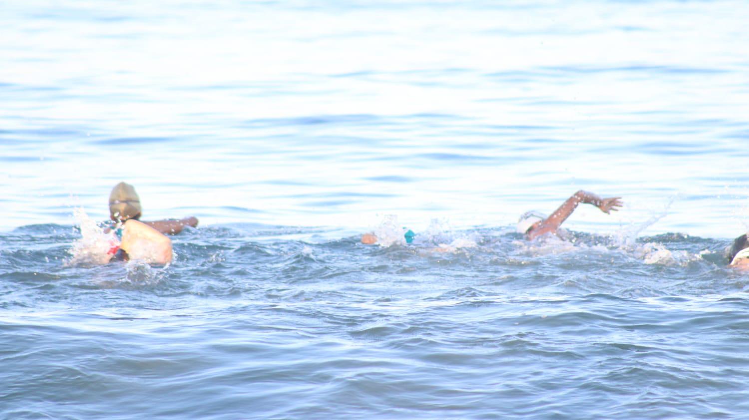 $!Conquistan el fresco mar nadadores mazatlecos en selectivo municipal