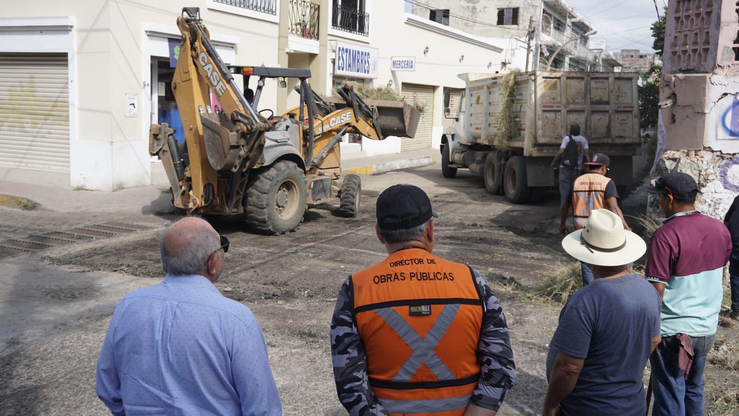 $!Empiezan a tapar los baches en Mazatlán con nueva maquinaria