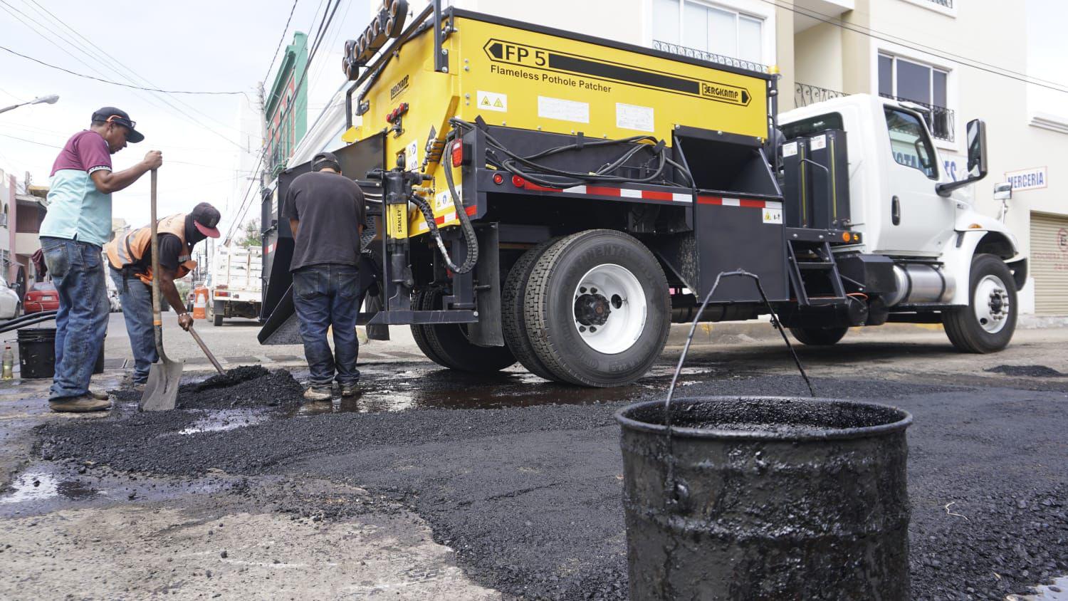 $!Empiezan a tapar los baches en Mazatlán con nueva maquinaria