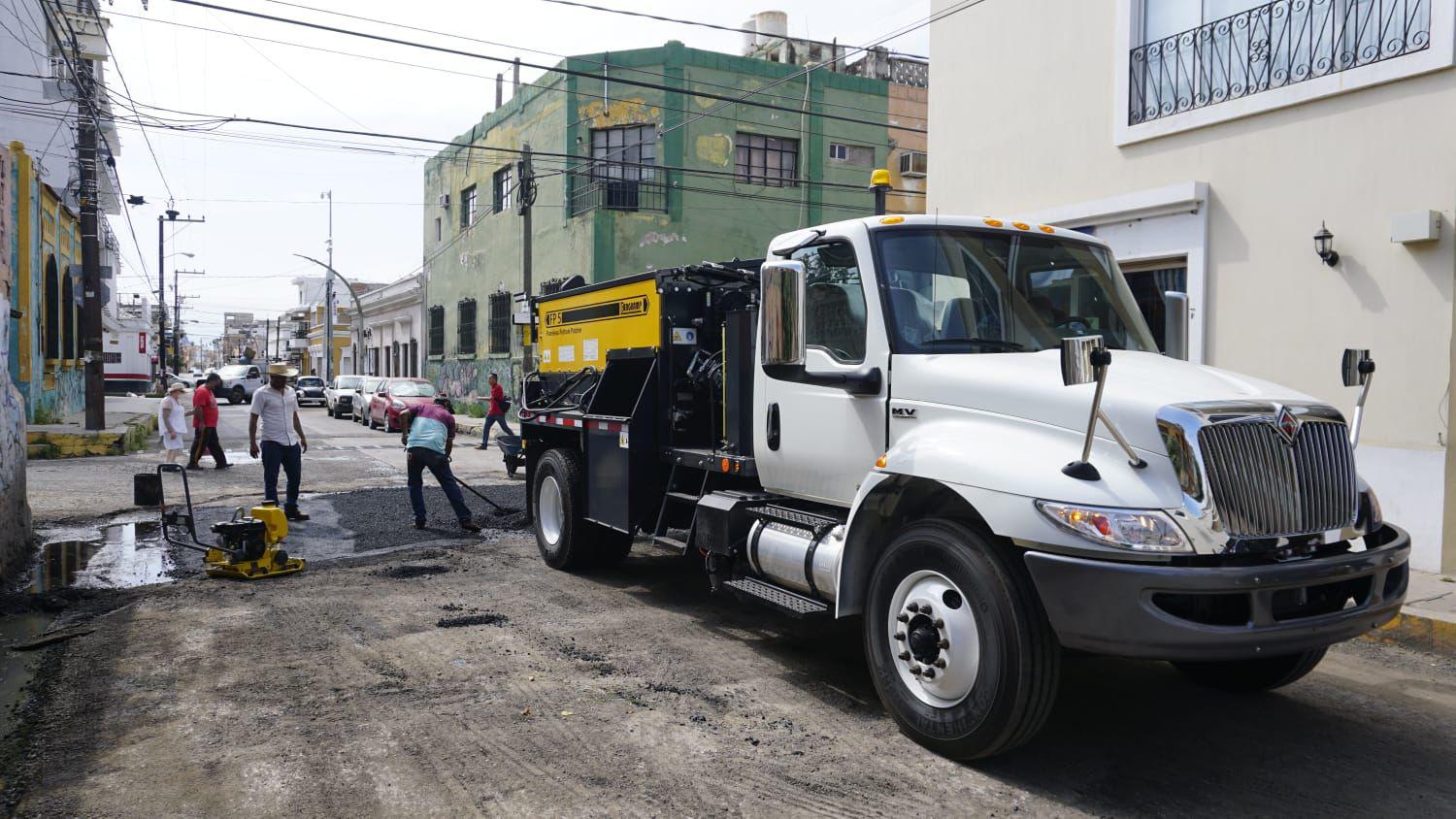 $!Empiezan a tapar los baches en Mazatlán con nueva maquinaria
