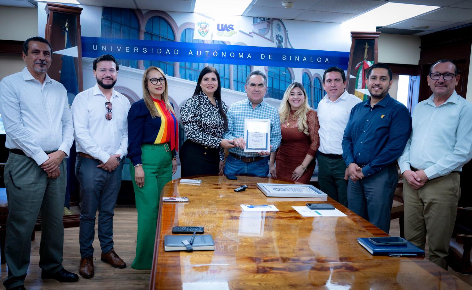 $!La UAS recibe certificado del Récord Guinness por la clase masiva de boxeo fitness liderada por Marco Verde