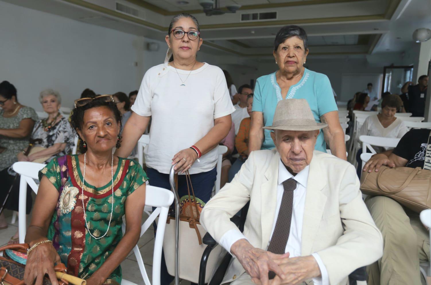 $!María Estela Herrera, Consuelo Torres, Rosa Parra y Ramón Torres Ochoa.
