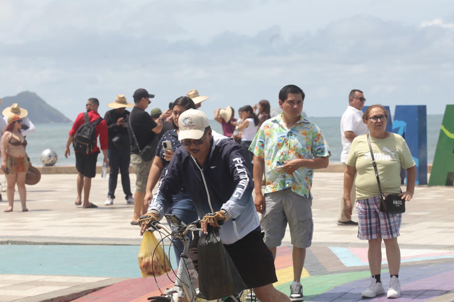 $!Tras las precipitaciones del jueves, Mazatlán alcanza temperaturas de 35 a 40 grados centígrados este viernes