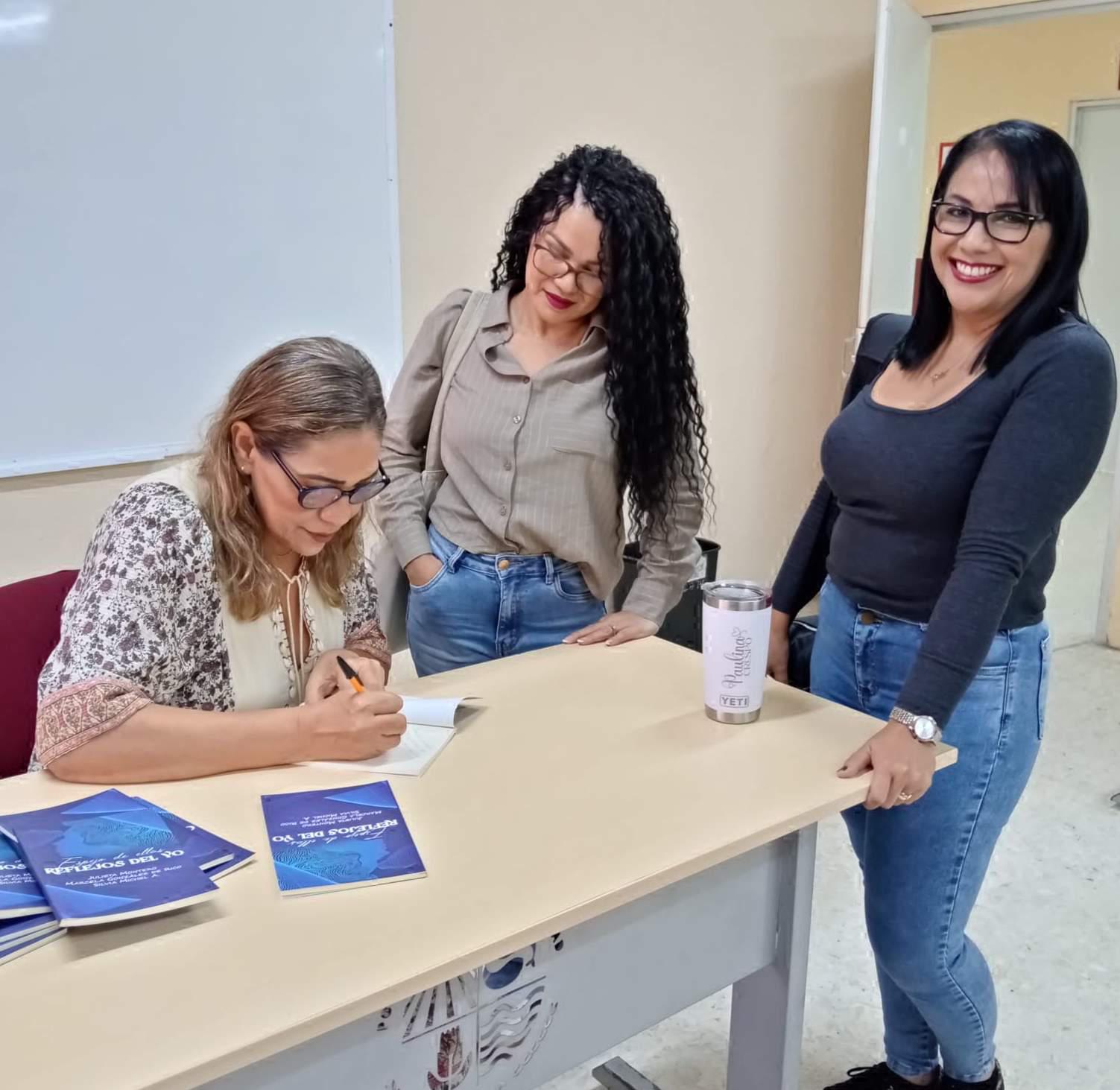 $!Silvia Michel firma algunos de los libros.