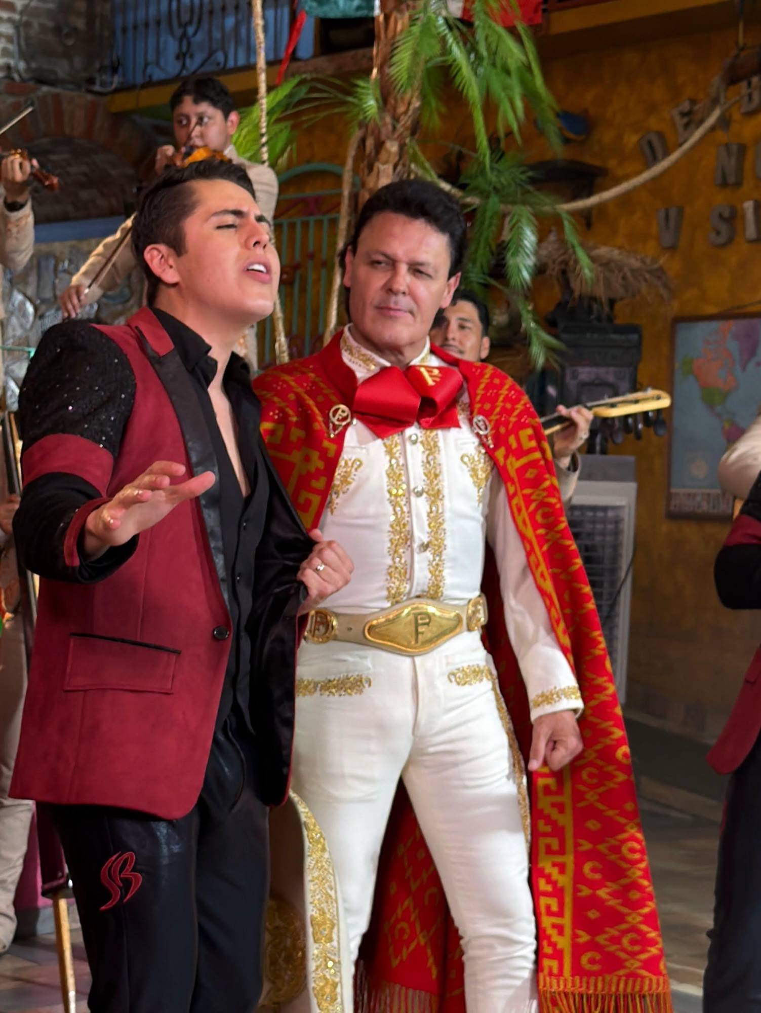 $!Andrés Padilla, vocalista de Banda Los Sebastianes, junto a Pedro Fernández.