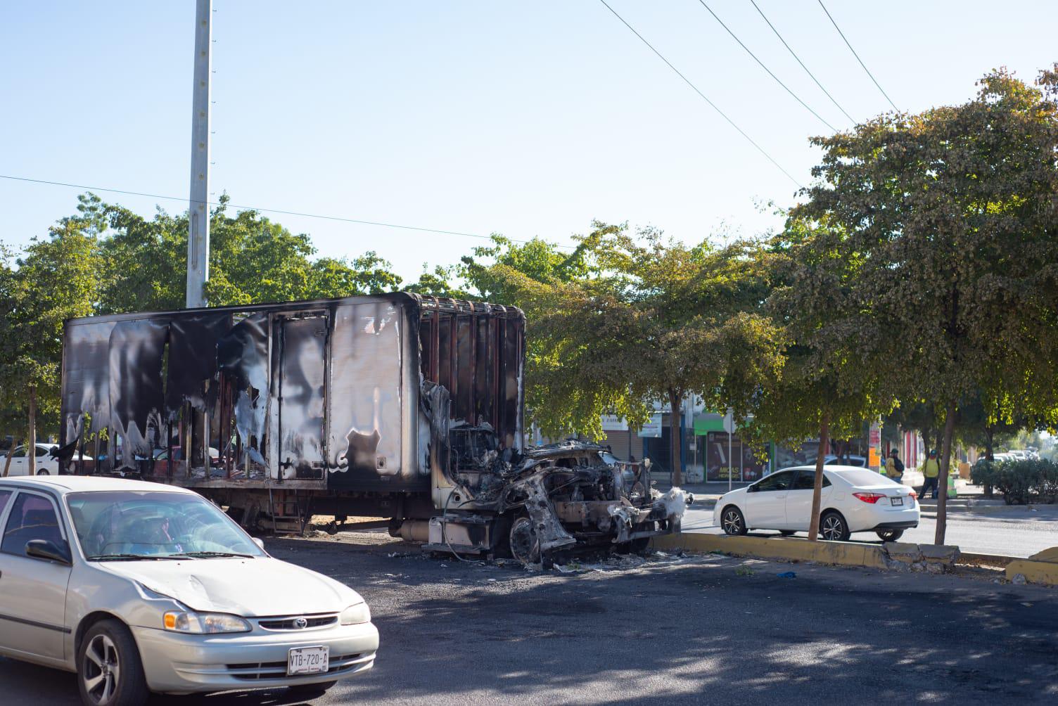 $!Varios vehículos quemados aún permanecen en las calles de Culiacán