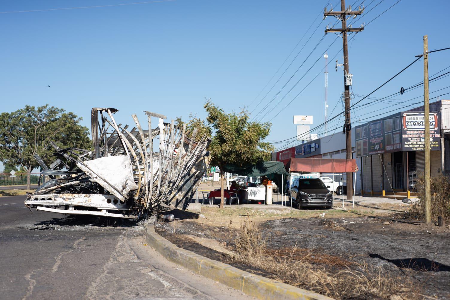 $!Varios vehículos quemados aún permanecen en las calles de Culiacán