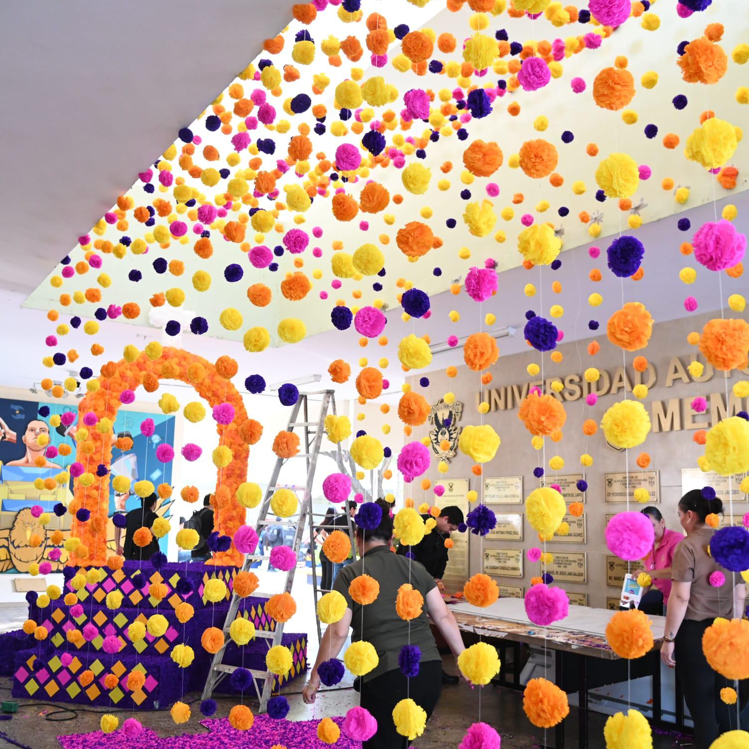 $!Las ofrendas integraron elementos tradicionales como flor de cempasúchil, papel picado y alimentos para preservar las raíces culturales.