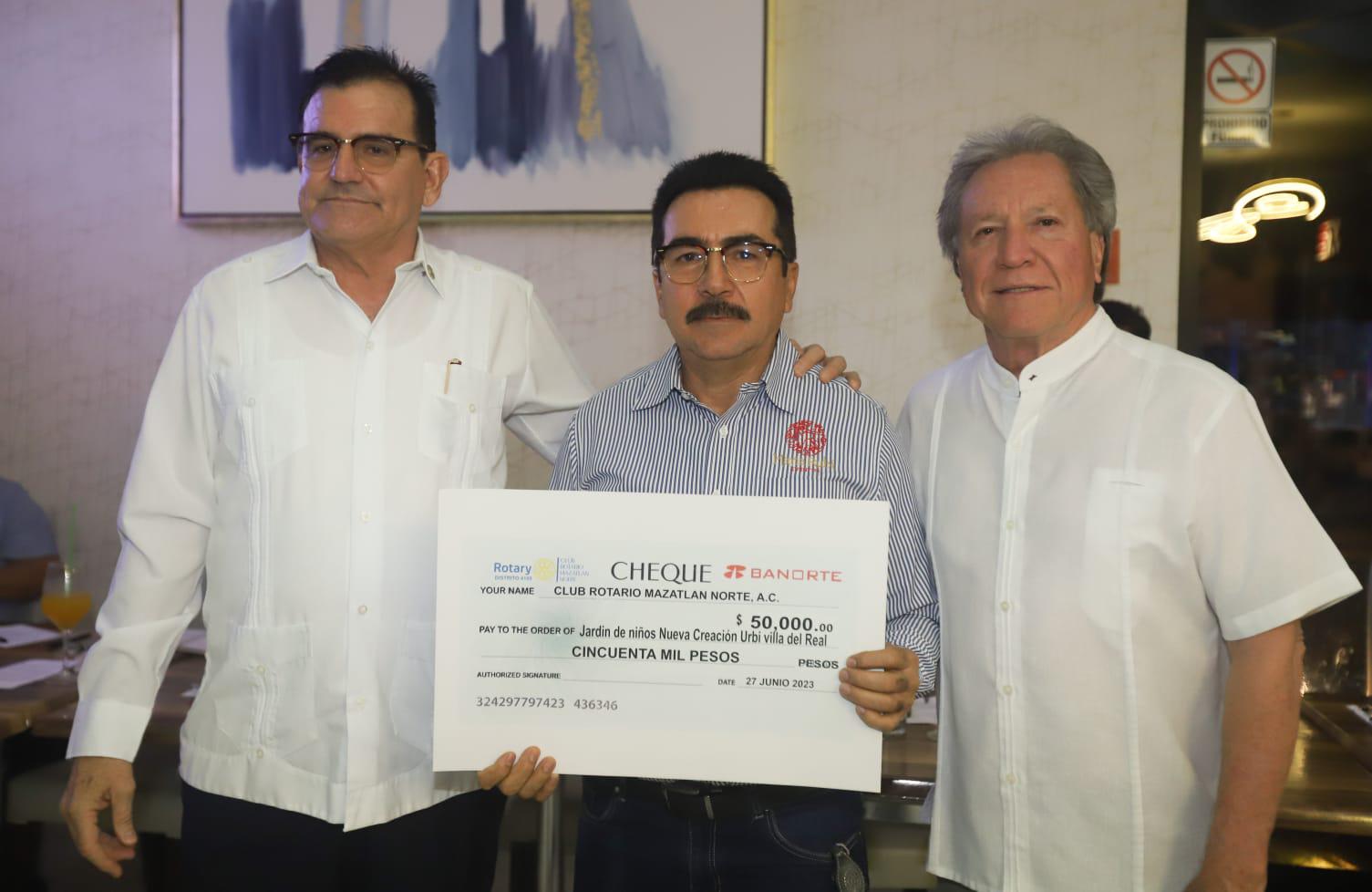 $!Florencio Osuna, de proyectos de servicios, recibe el cheque simbólico del Jardín de Niños del Fraccionamiento Urbivillas, de manos de Martín Sánchez y Juan Llausás.