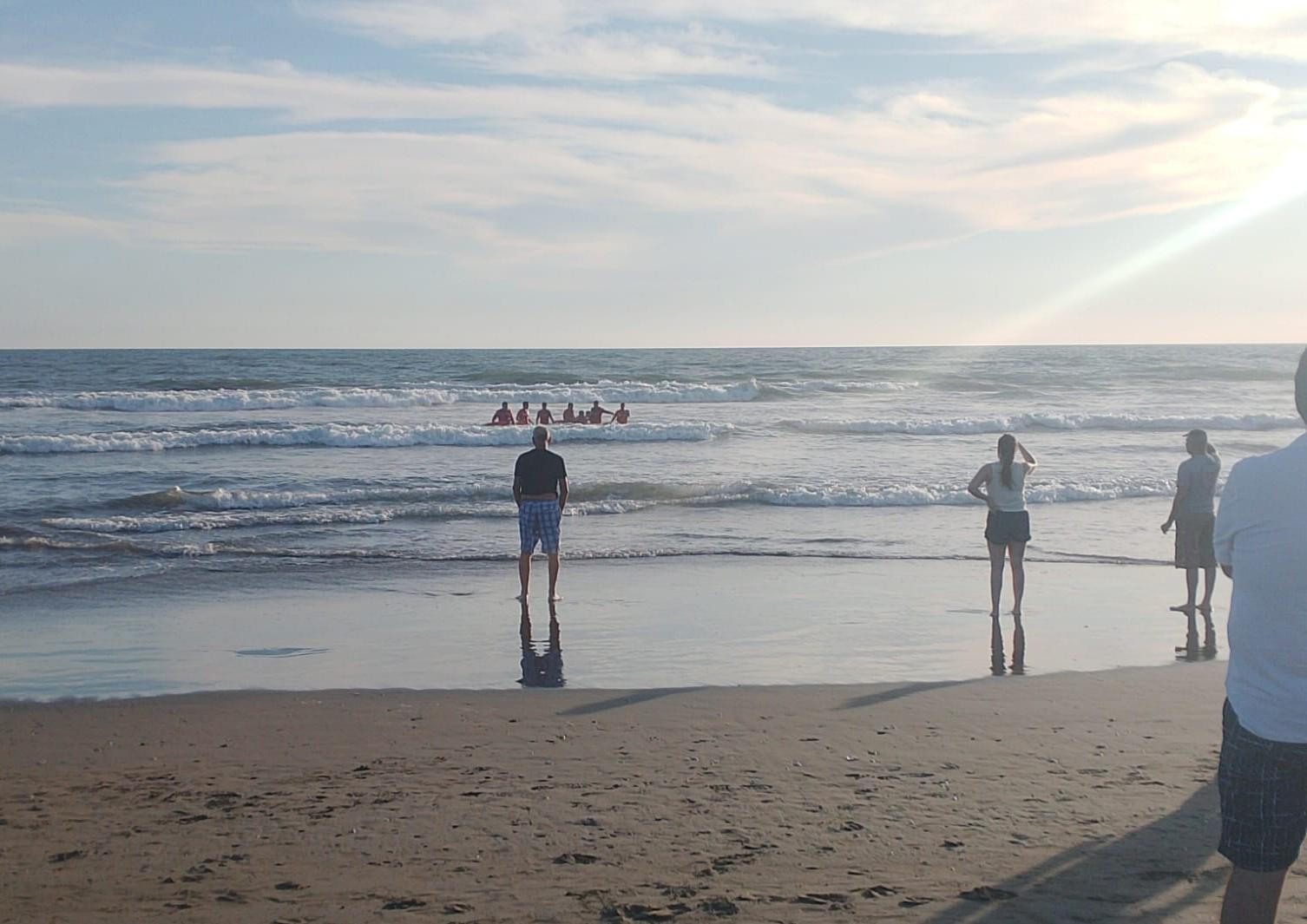 $!Rescatan a joven que pedía auxilio mar adentro en playa de Navolato