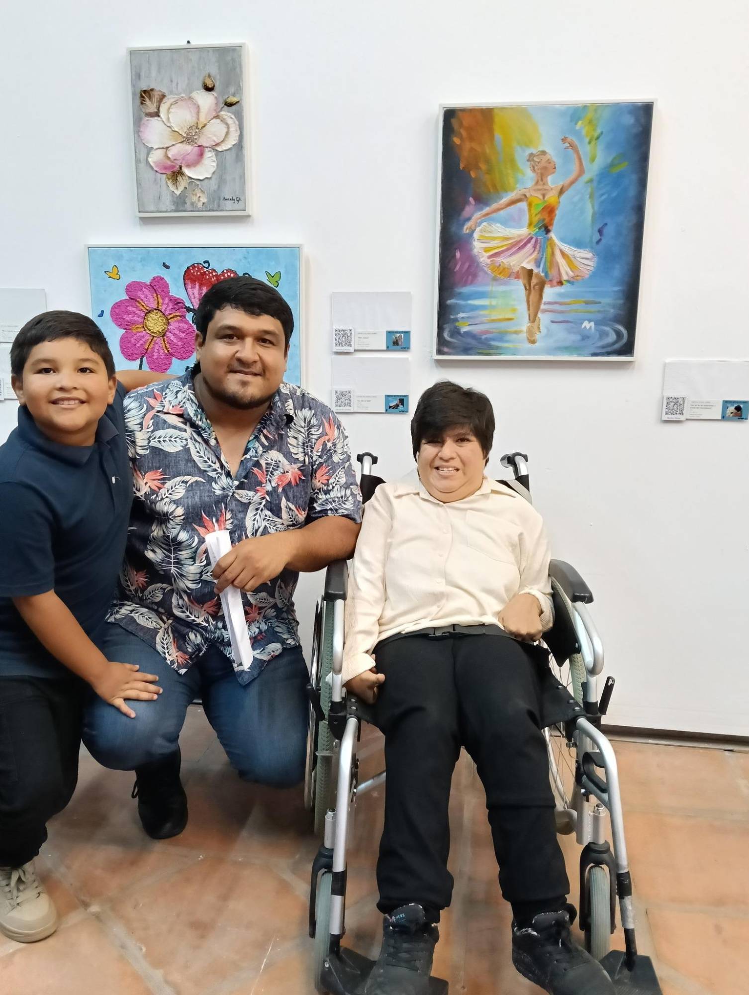 $!Artistas posan junto a sus obras.