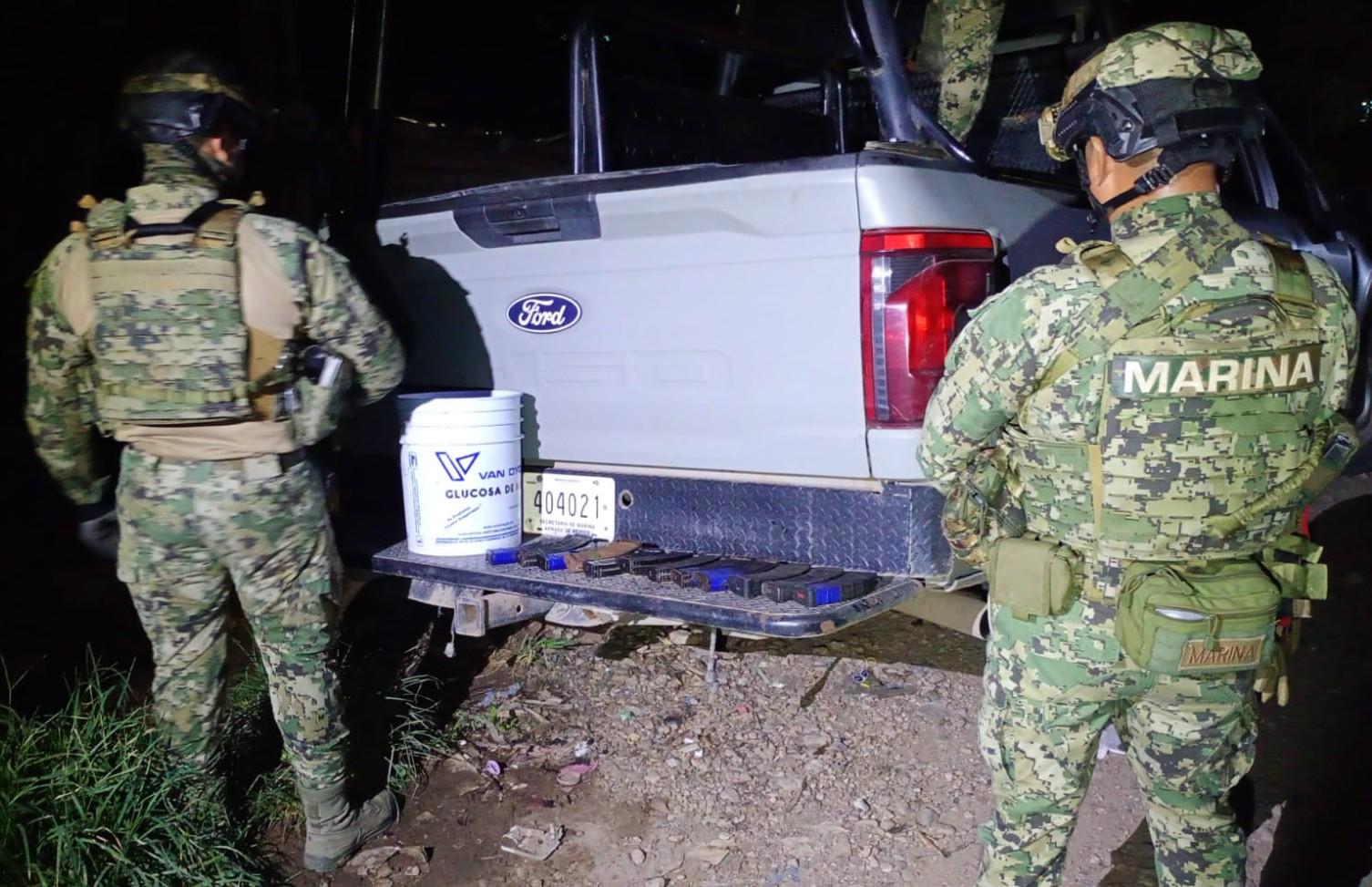 $!Decomisa Marina armamento, cargadores, cartuchos y un vehículo en dos hechos en Escuinapa