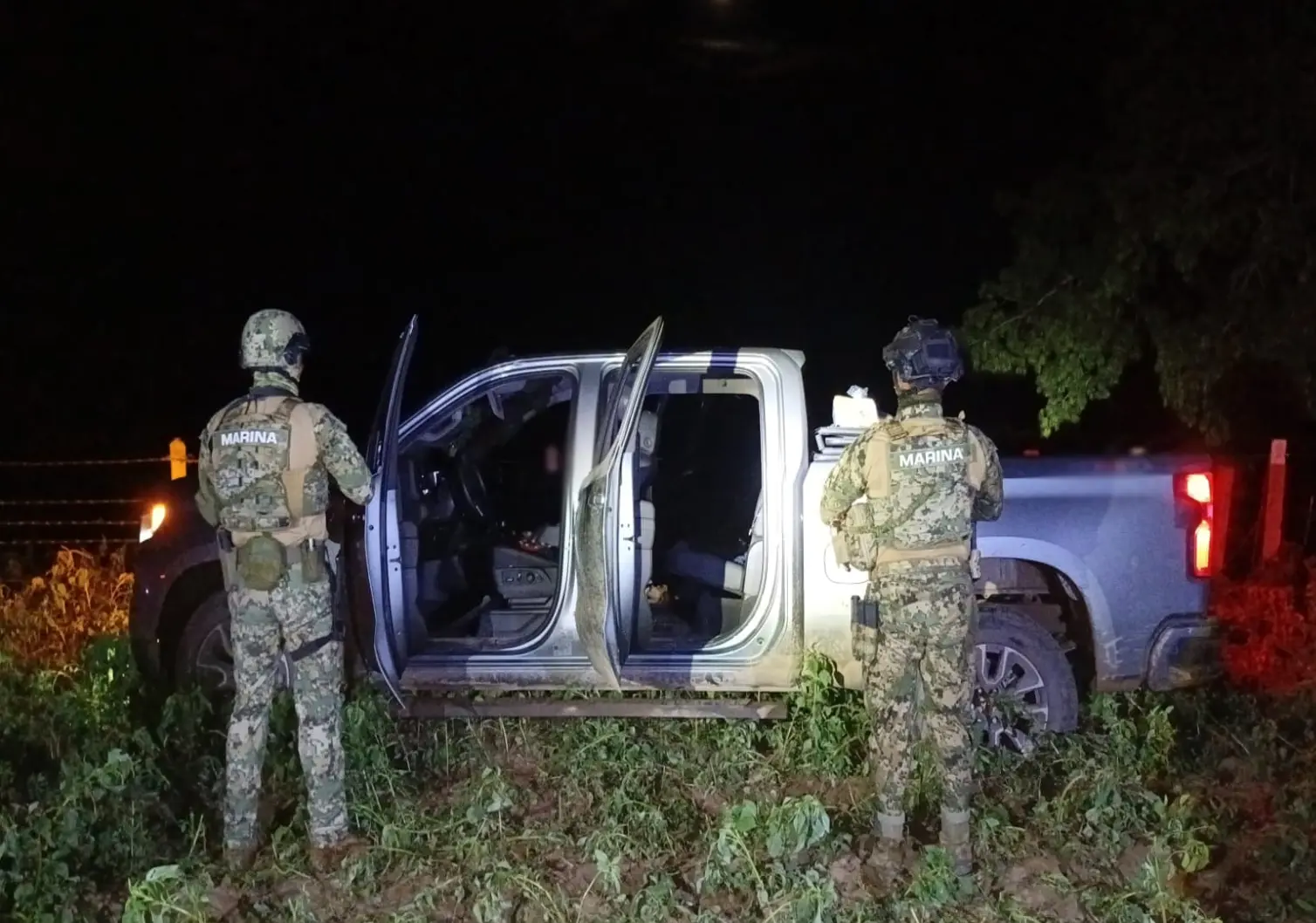 $!Marina detiene a mujer con arsenal en Escuinapa; aseguran armas largas, cargadores y dos vehículos