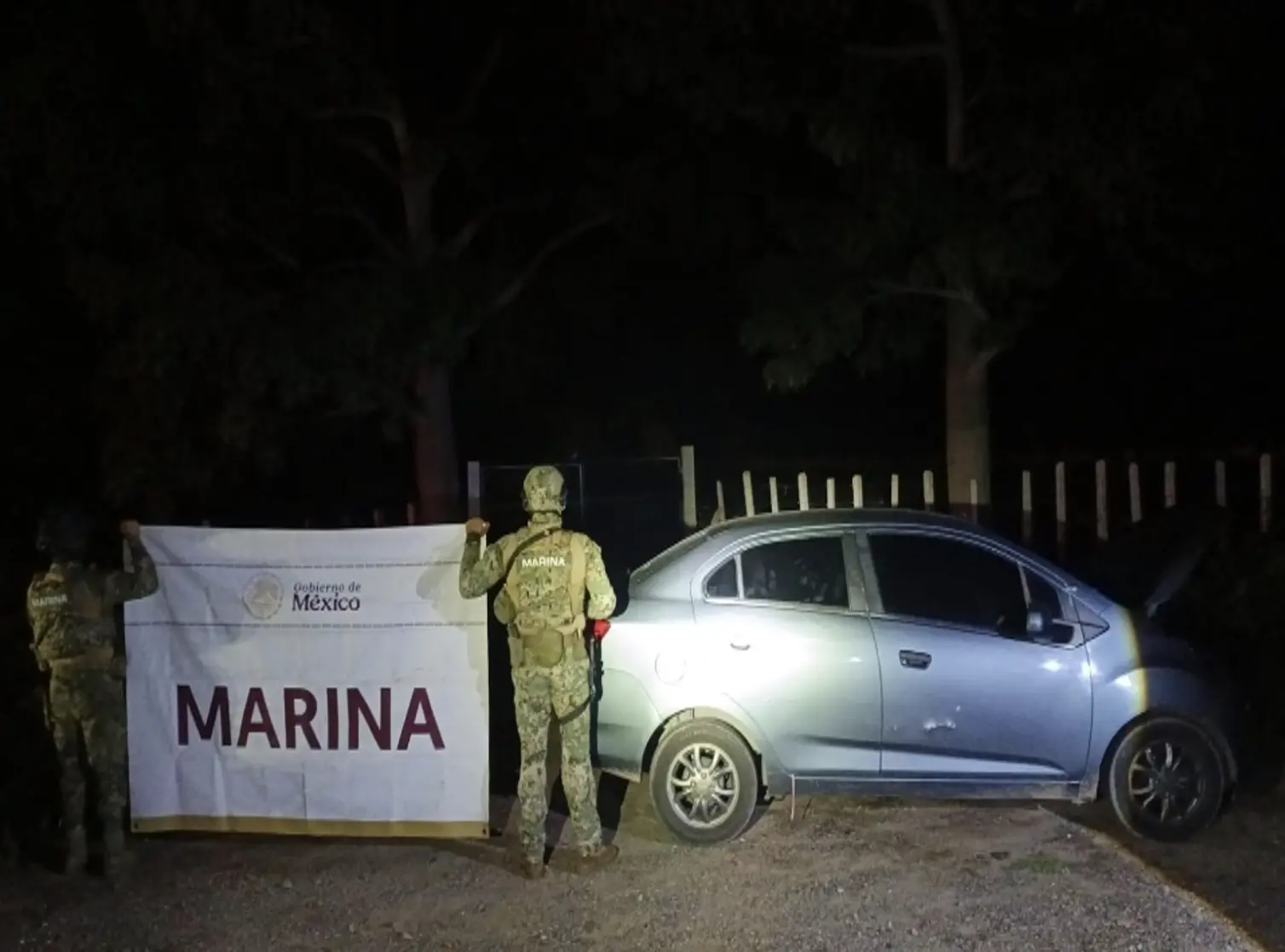 $!Marina detiene a mujer con arsenal en Escuinapa; aseguran armas largas, cargadores y dos vehículos