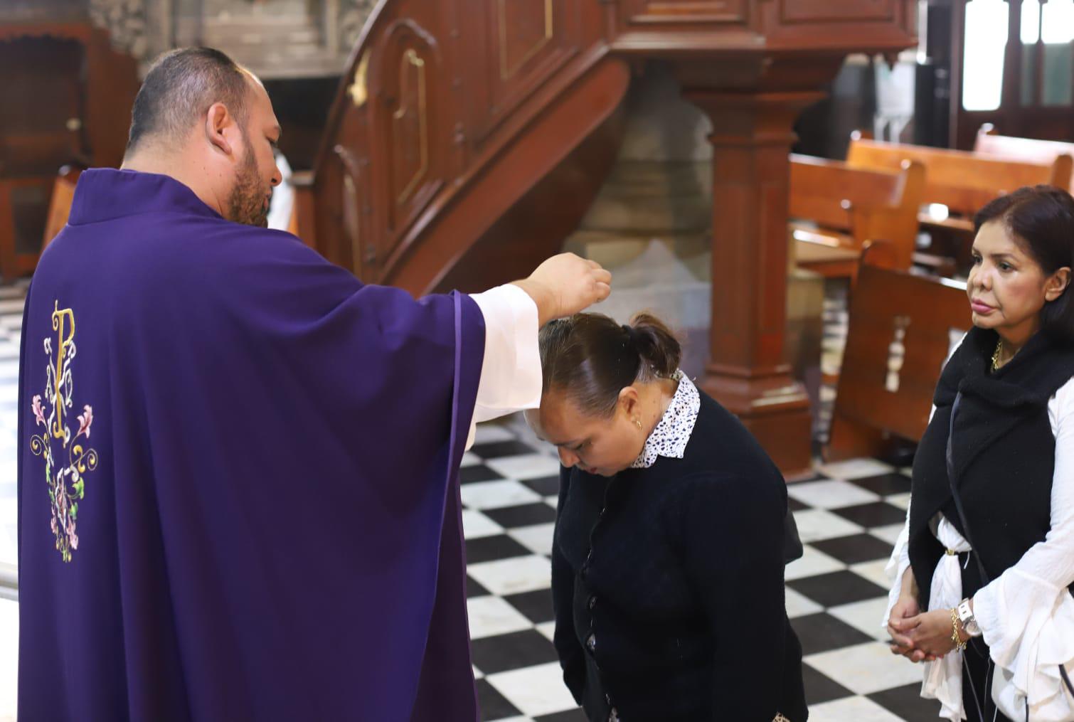 $!Acuden fieles de Mazatlán a tomar la ceniza en Catedral en este inicio de la Cuaresma
